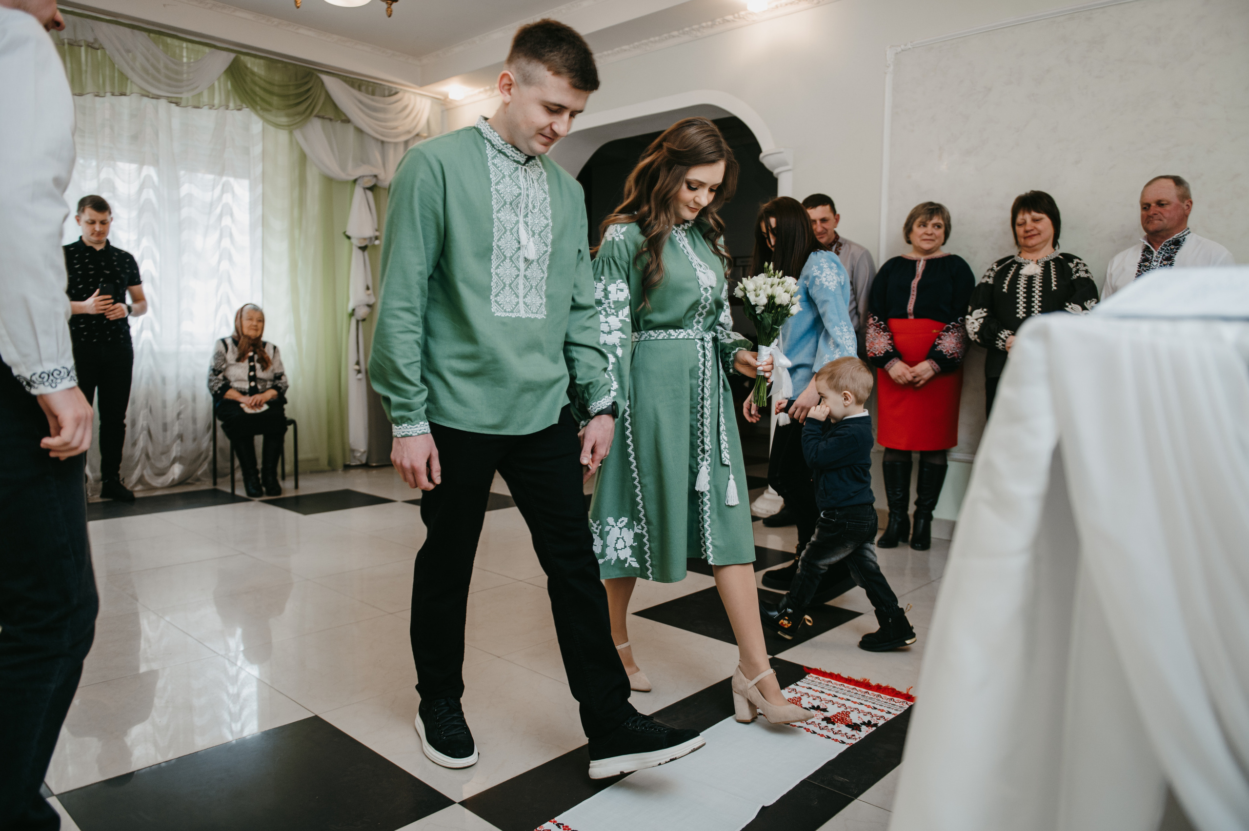 Наречені. Розписка в РАЦСі і прогулянкова фотосесія. Фотограф Роман Жосу Золочів