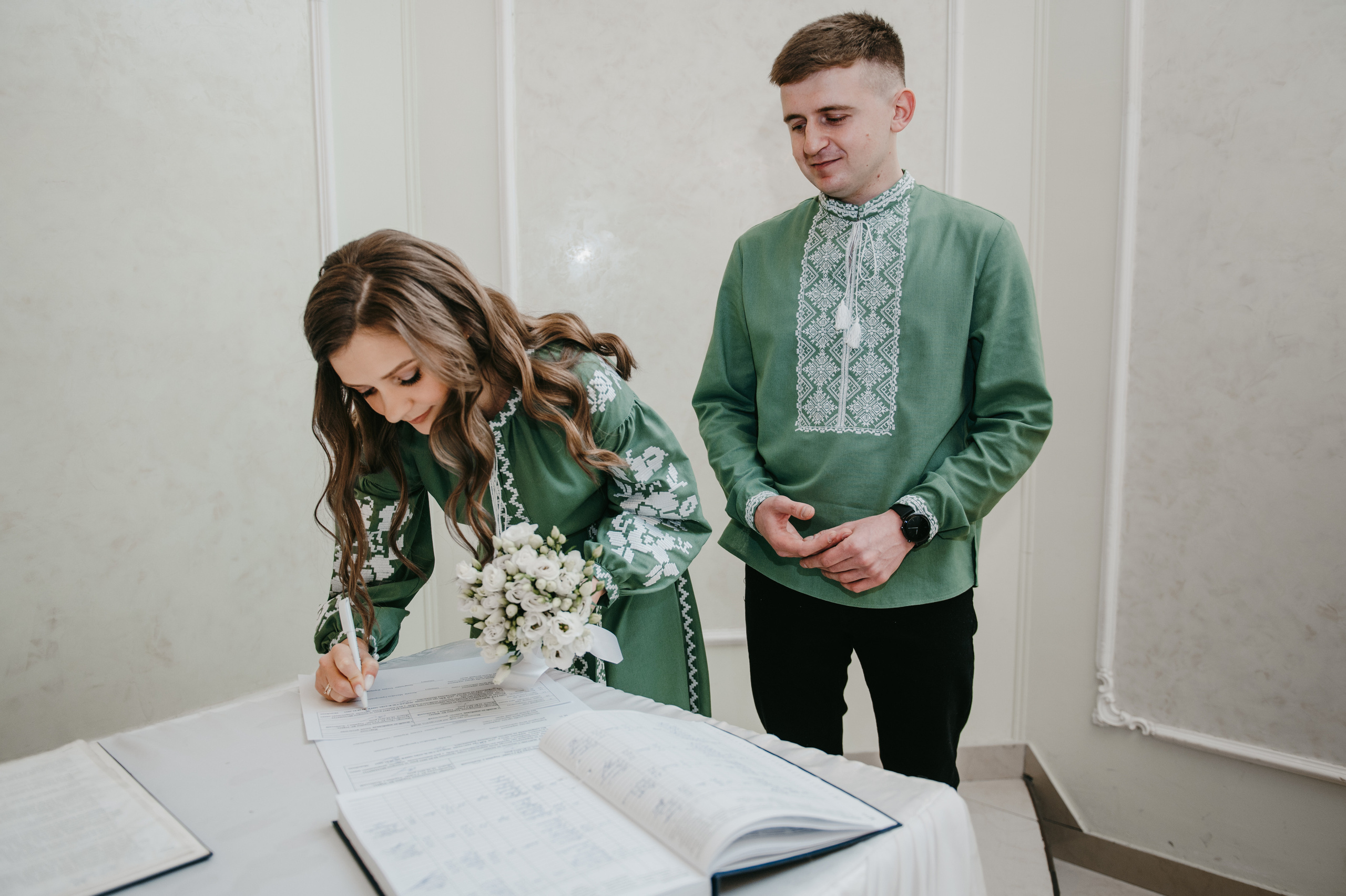 Наречені. Розписка в РАЦСі і прогулянкова фотосесія. Фотограф Роман Жосу Золочів