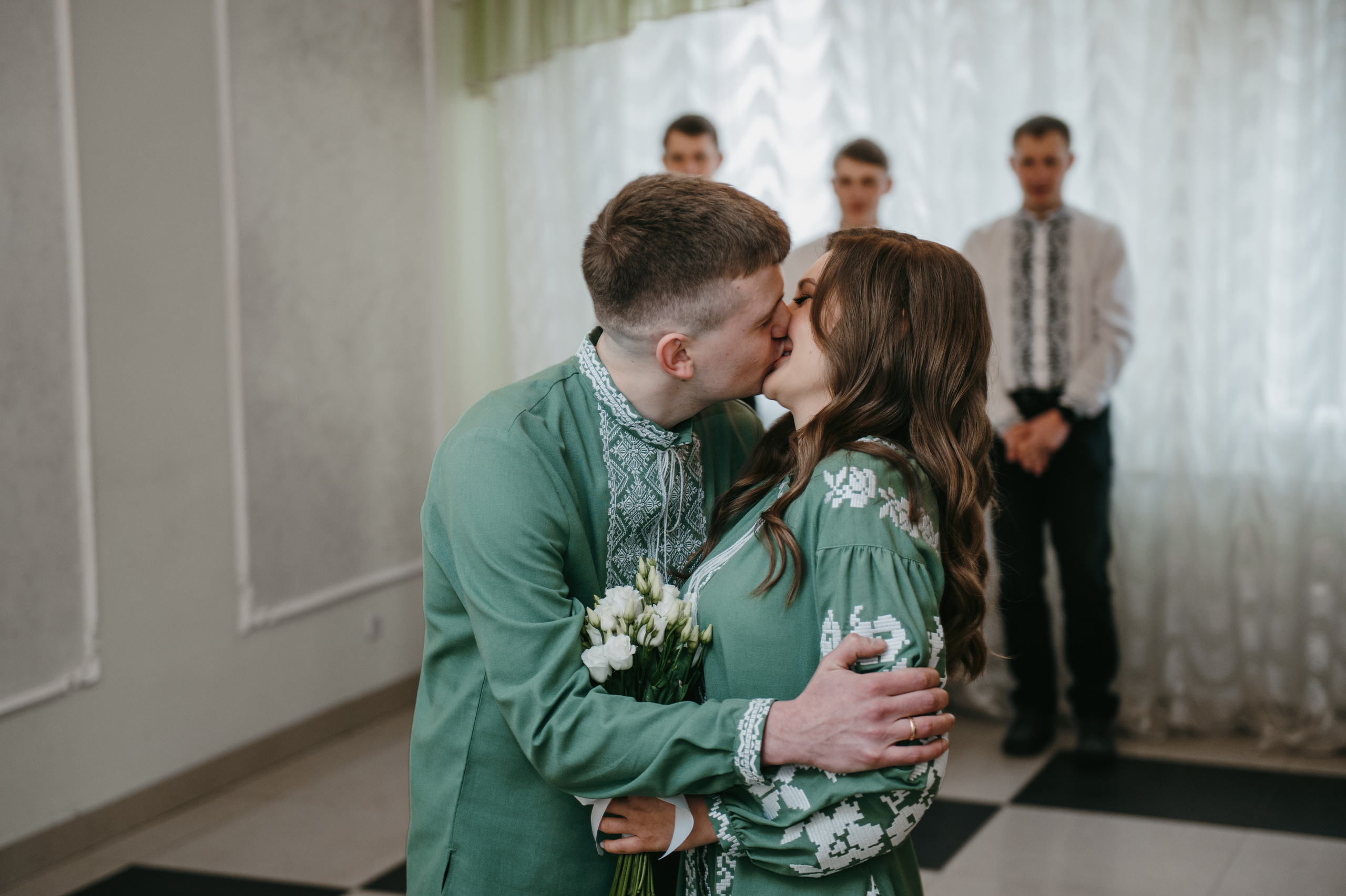 Наречені. Розписка в РАЦСі і прогулянкова фотосесія. Фотограф Роман Жосу Золочів