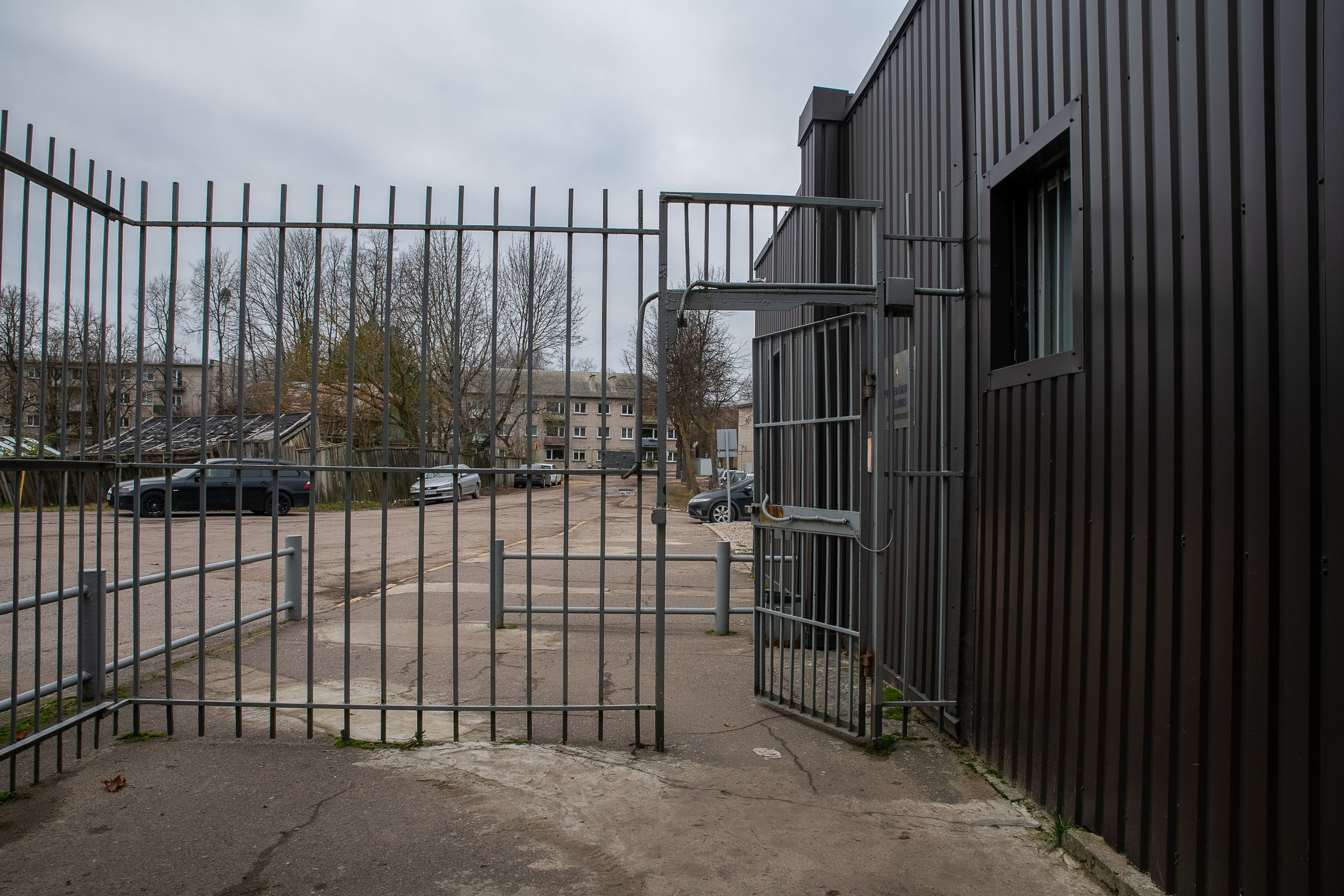 Už grotų: Pravieniškių kasdienybė be veidų. Fotografas — Aleksandras Savickis