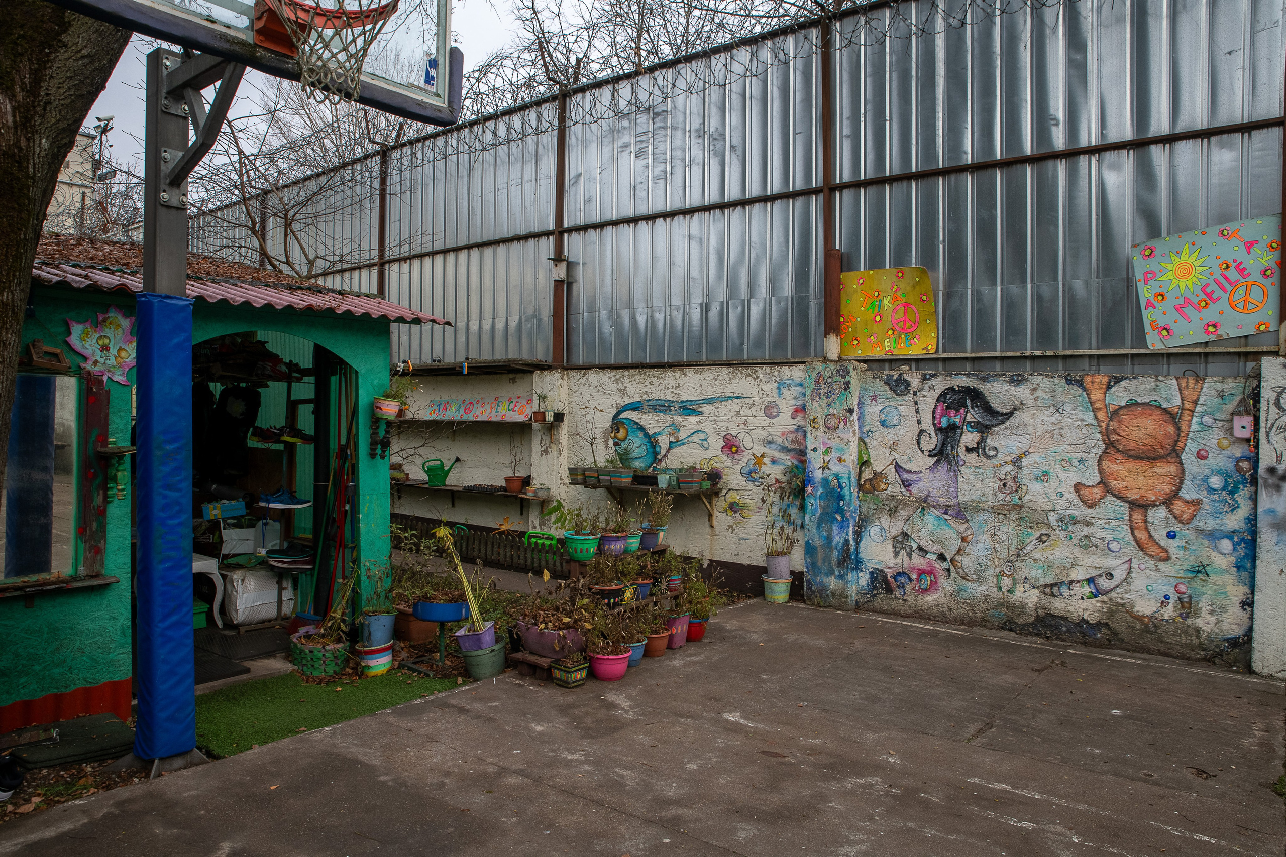 Už grotų: Pravieniškių kasdienybė be veidų. Fotografas — Aleksandras Savickis