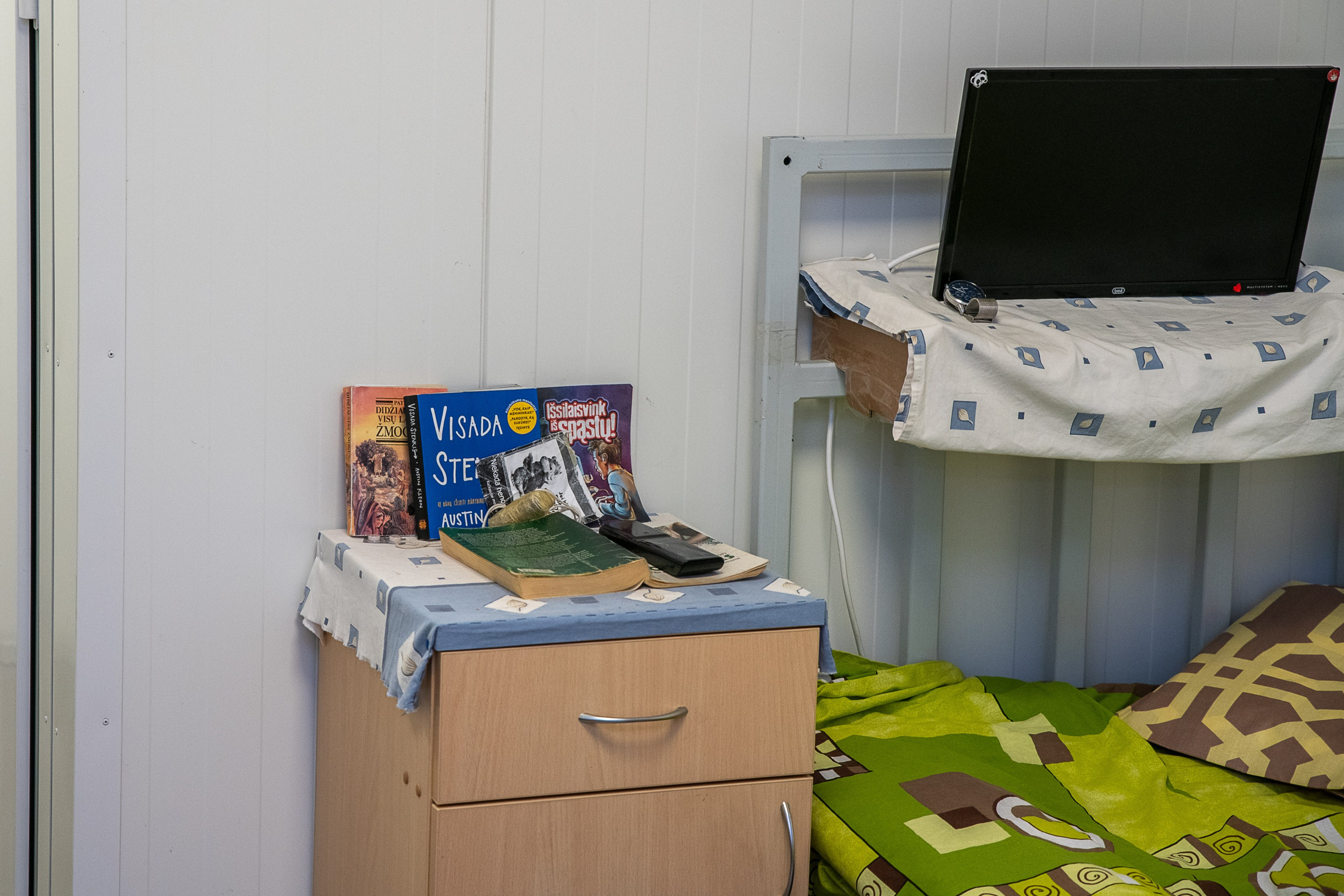 Už grotų: Pravieniškių kasdienybė be veidų. Fotografas — Aleksandras Savickis