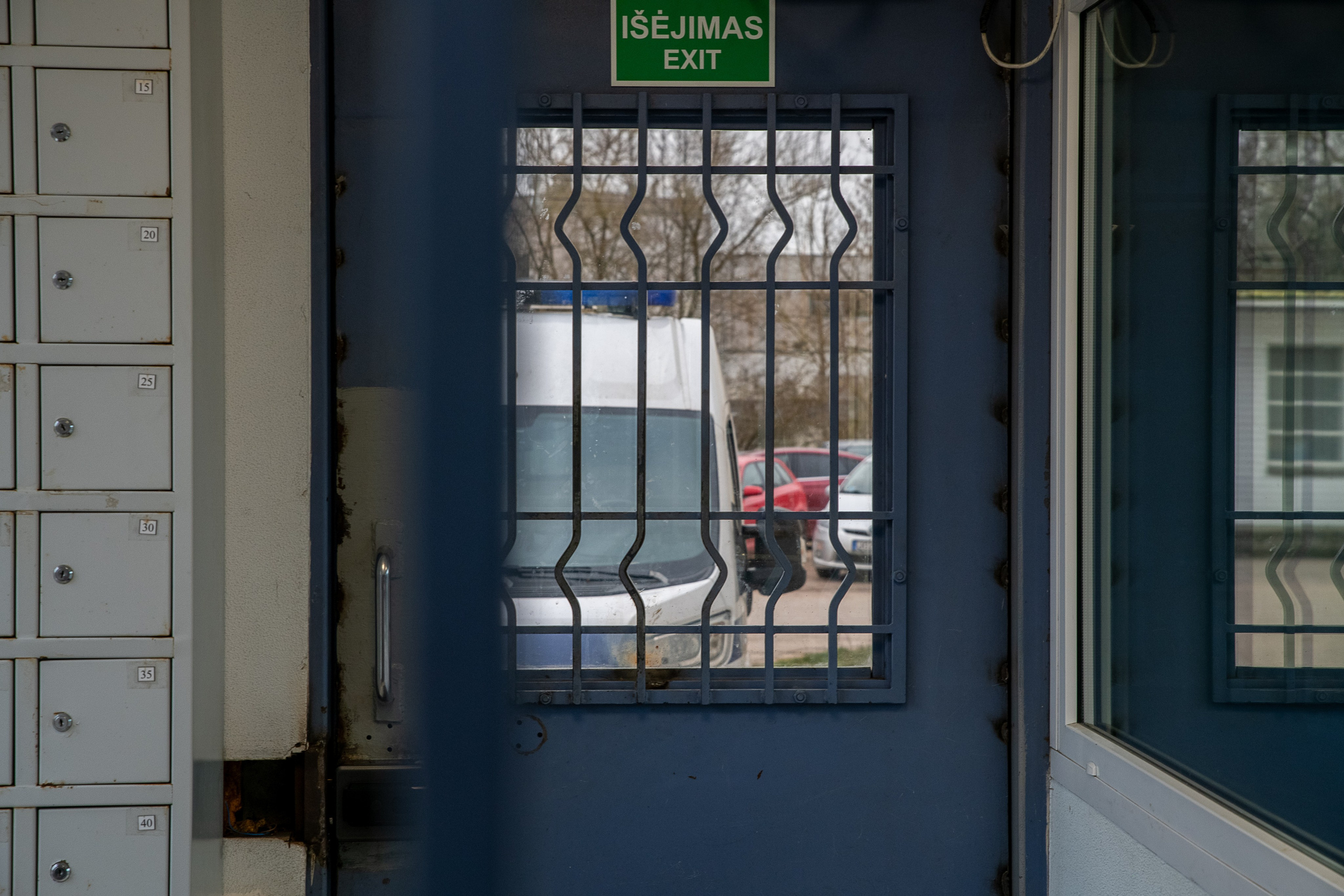 Už grotų: Pravieniškių kasdienybė be veidų. Fotografas — Aleksandras Savickis