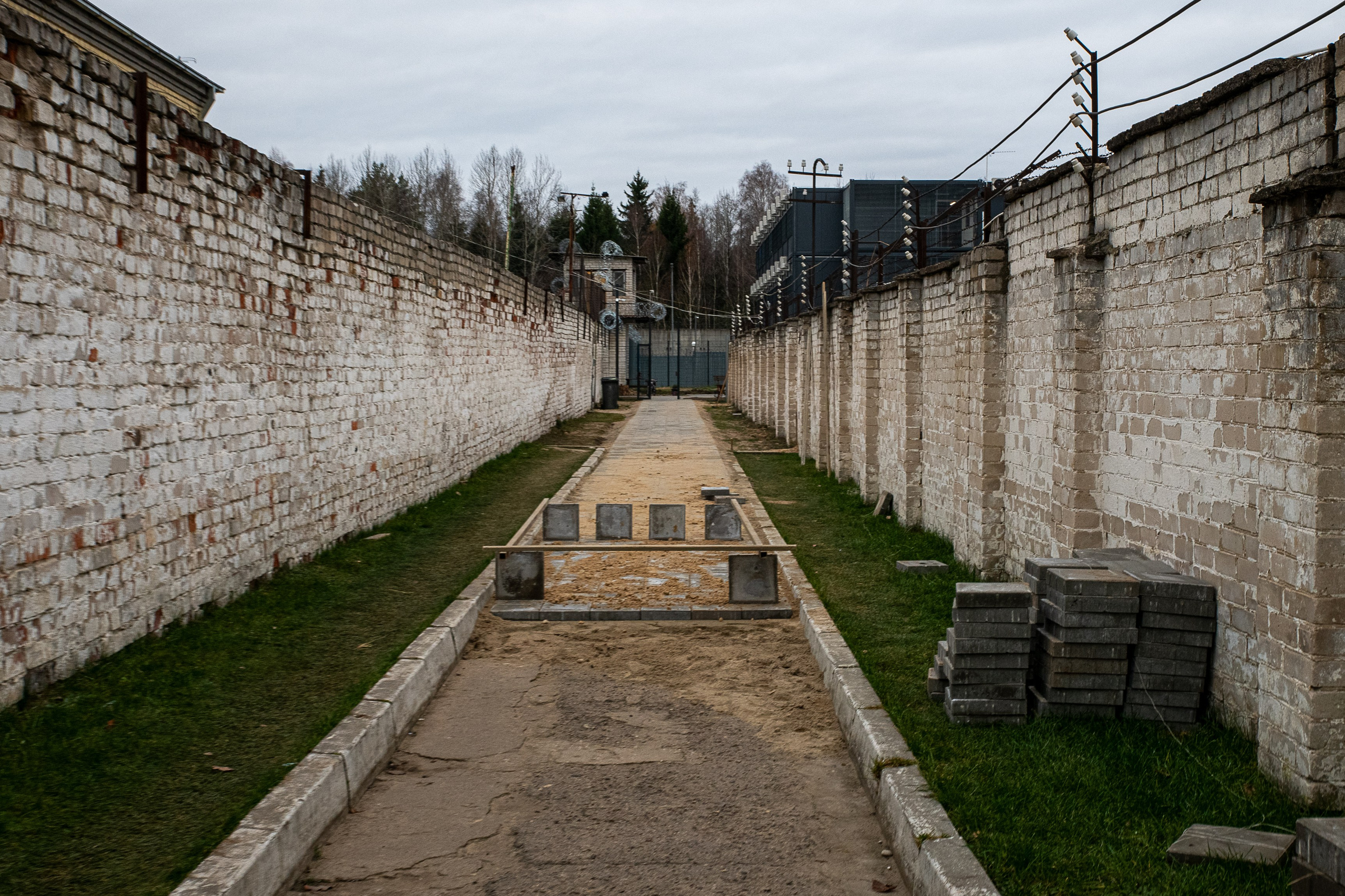 Už grotų: Pravieniškių kasdienybė be veidų. Fotografas — Aleksandras Savickis