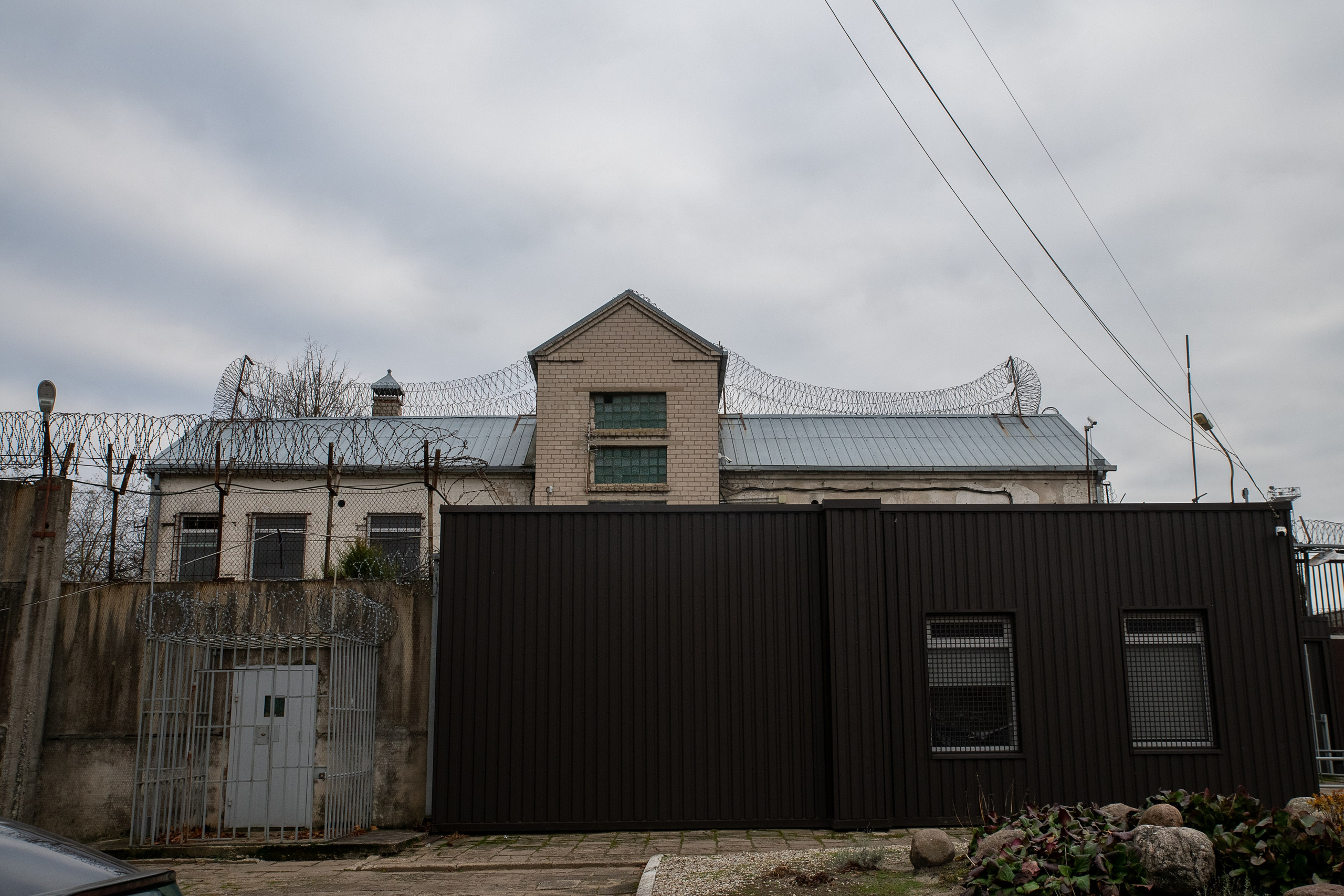 Už grotų: Pravieniškių kasdienybė be veidų. Fotografas — Aleksandras Savickis