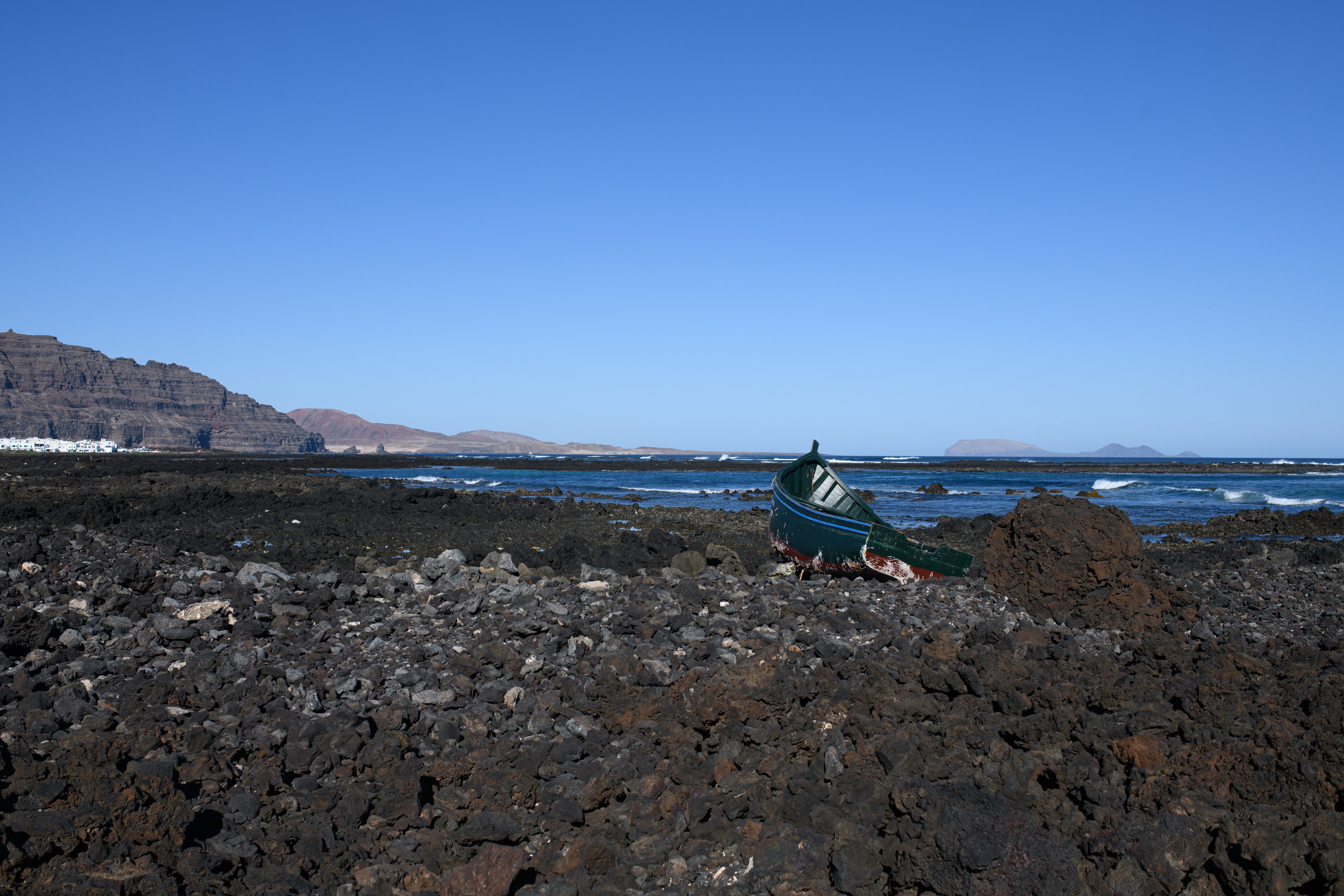 Jie atplaukia naktim…. Fotografas — Aleksandras Savickis