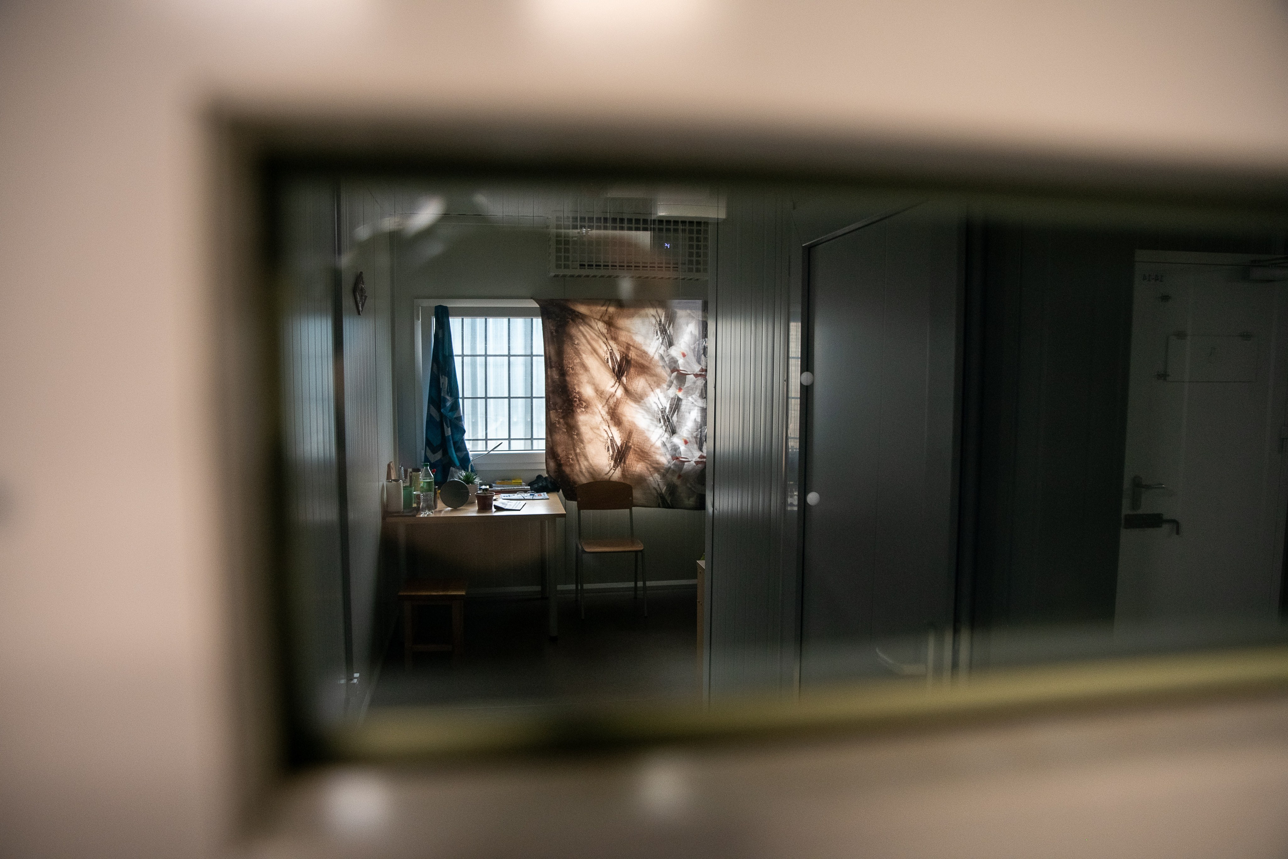 Už grotų: Pravieniškių kasdienybė be veidų. Fotografas — Aleksandras Savickis