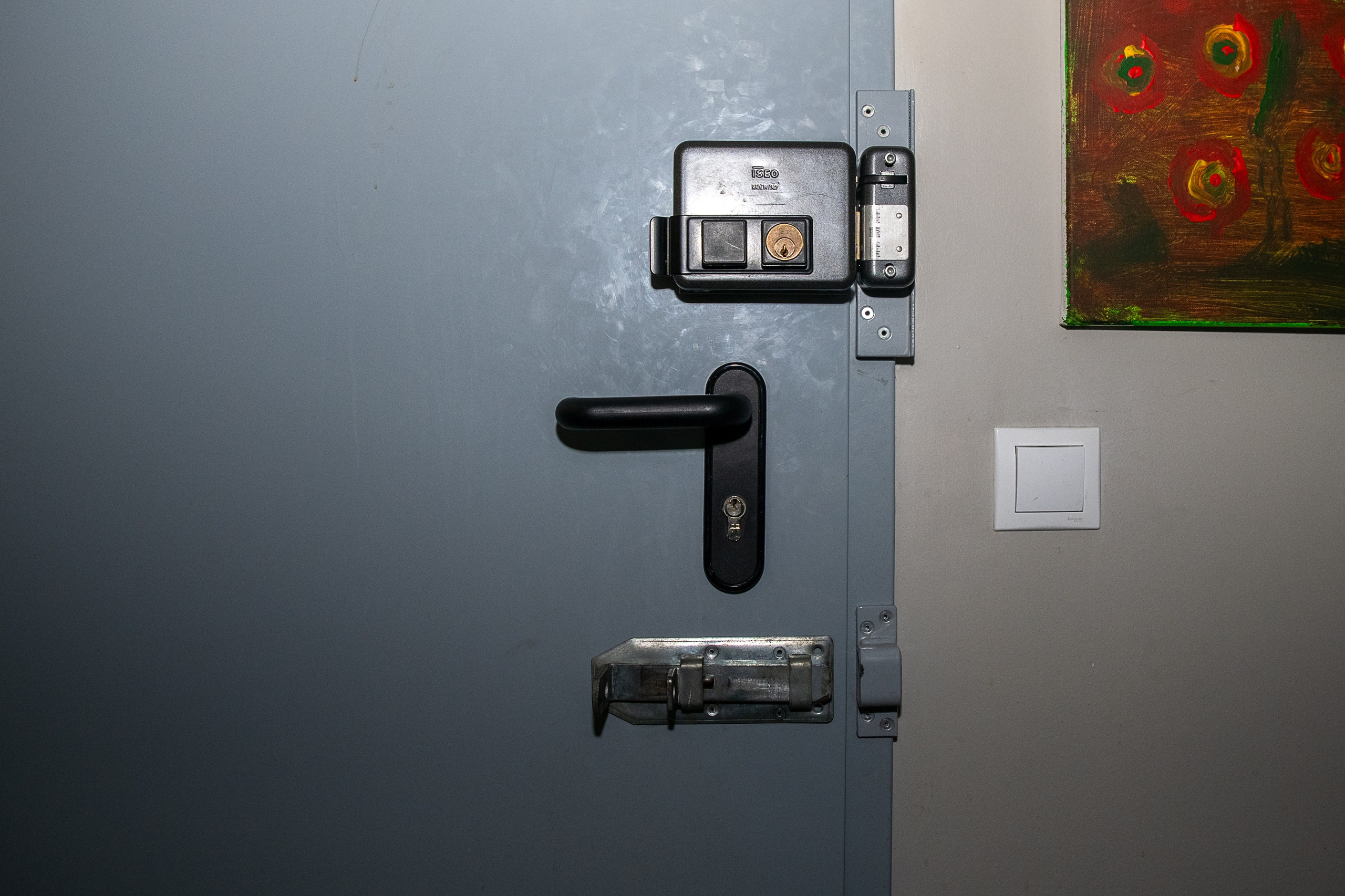 Už grotų: Pravieniškių kasdienybė be veidų. Fotografas — Aleksandras Savickis