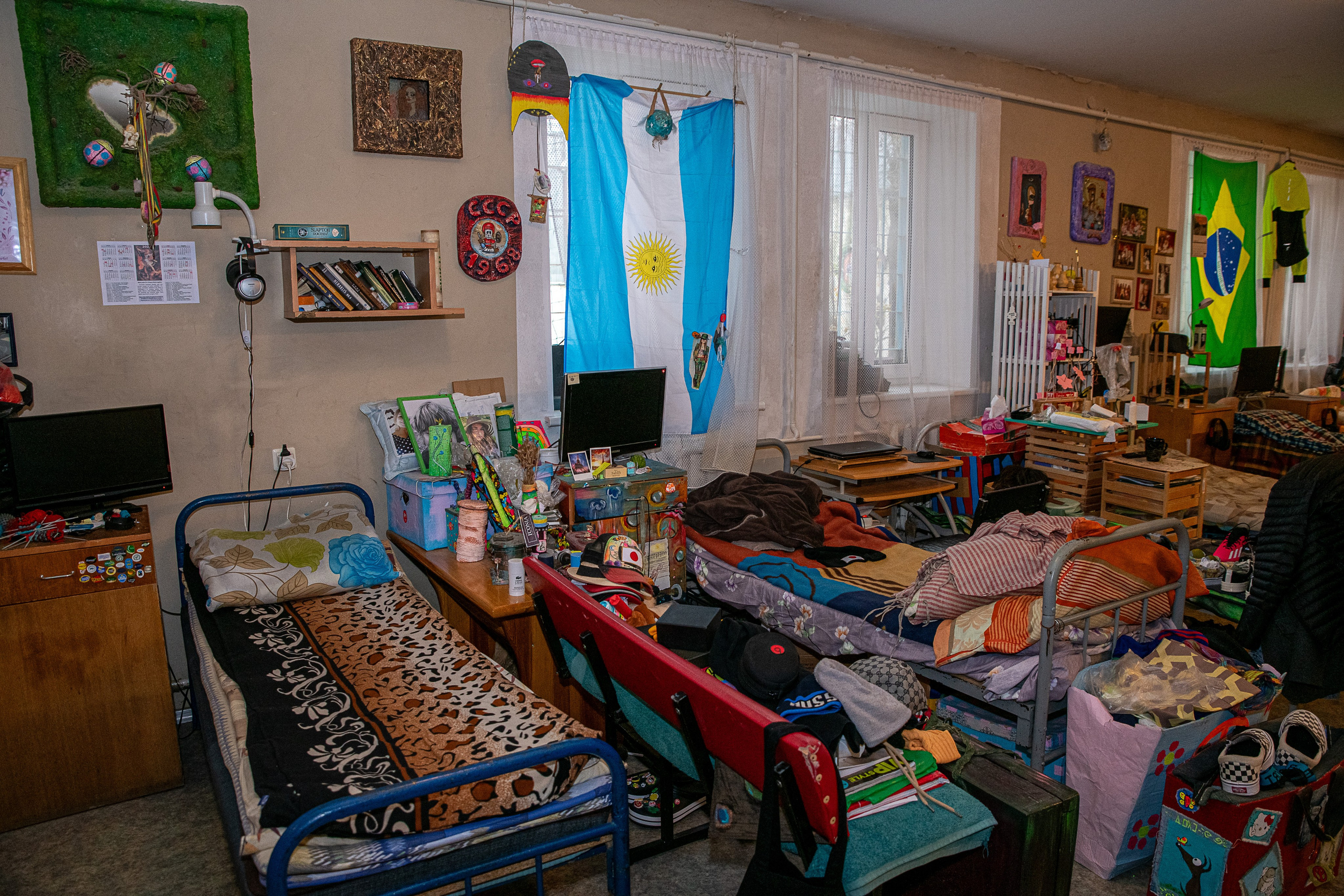 Už grotų: Pravieniškių kasdienybė be veidų. Fotografas — Aleksandras Savickis