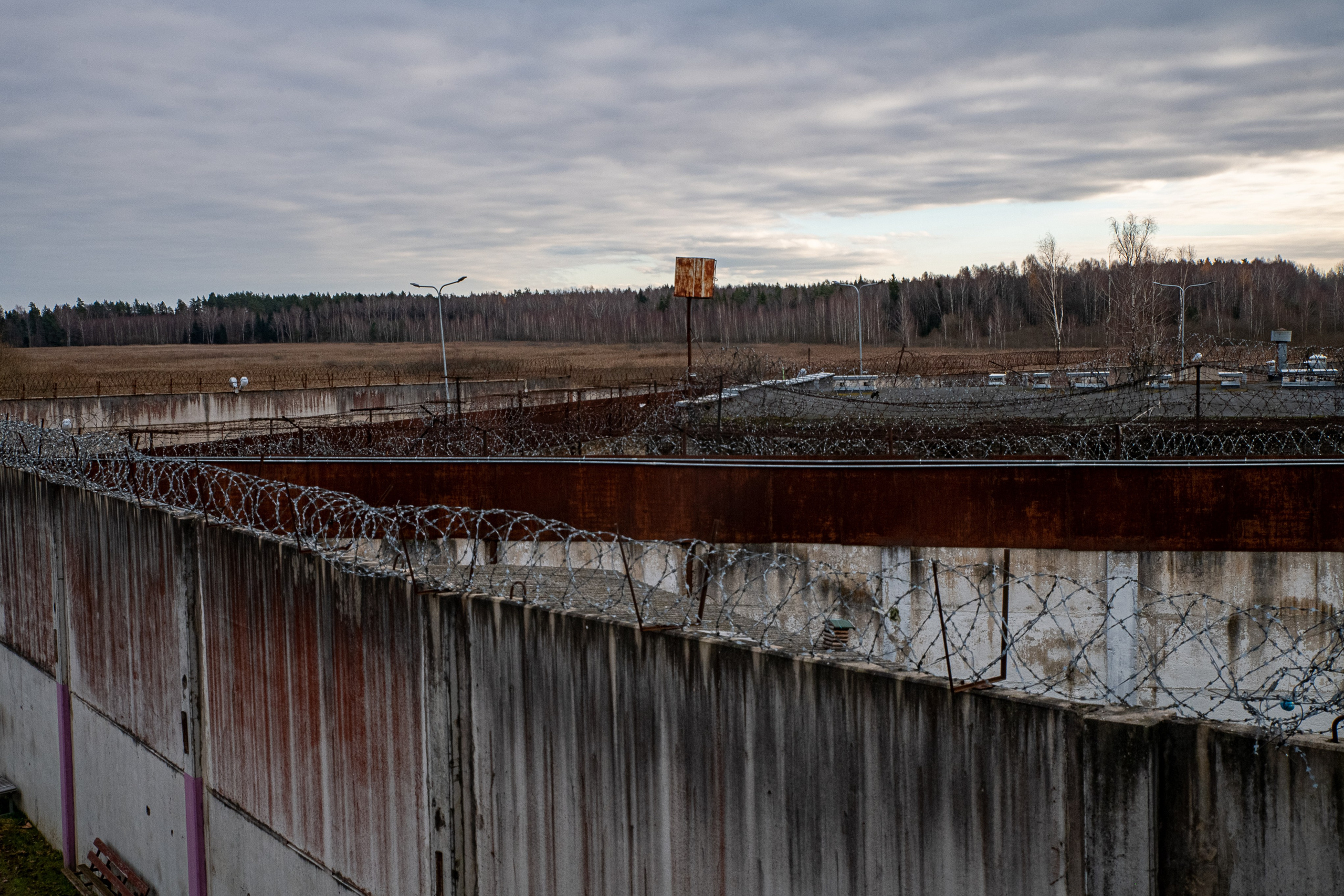 Už grotų: Pravieniškių kasdienybė be veidų. Fotografas — Aleksandras Savickis