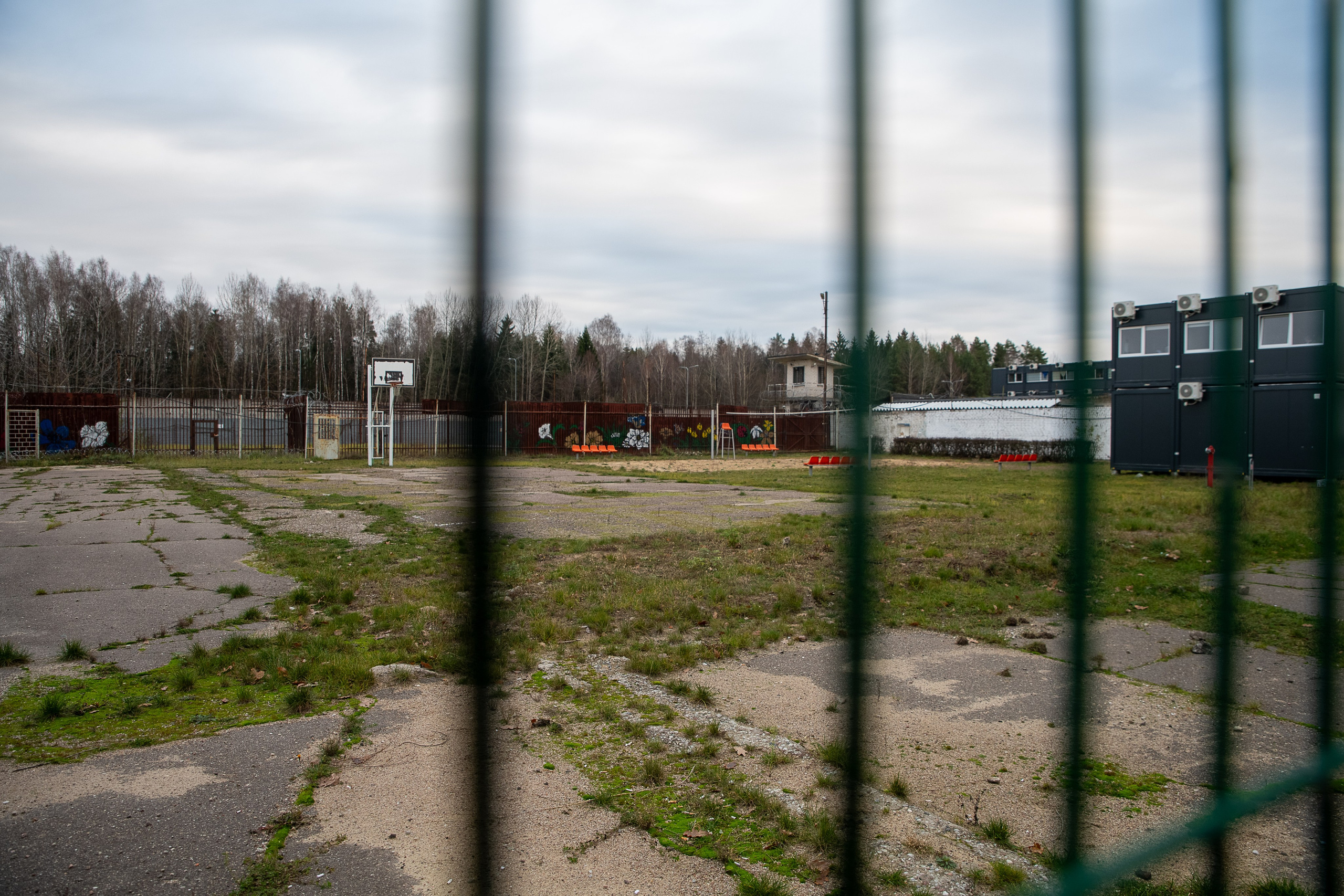 Už grotų: Pravieniškių kasdienybė be veidų. Fotografas — Aleksandras Savickis