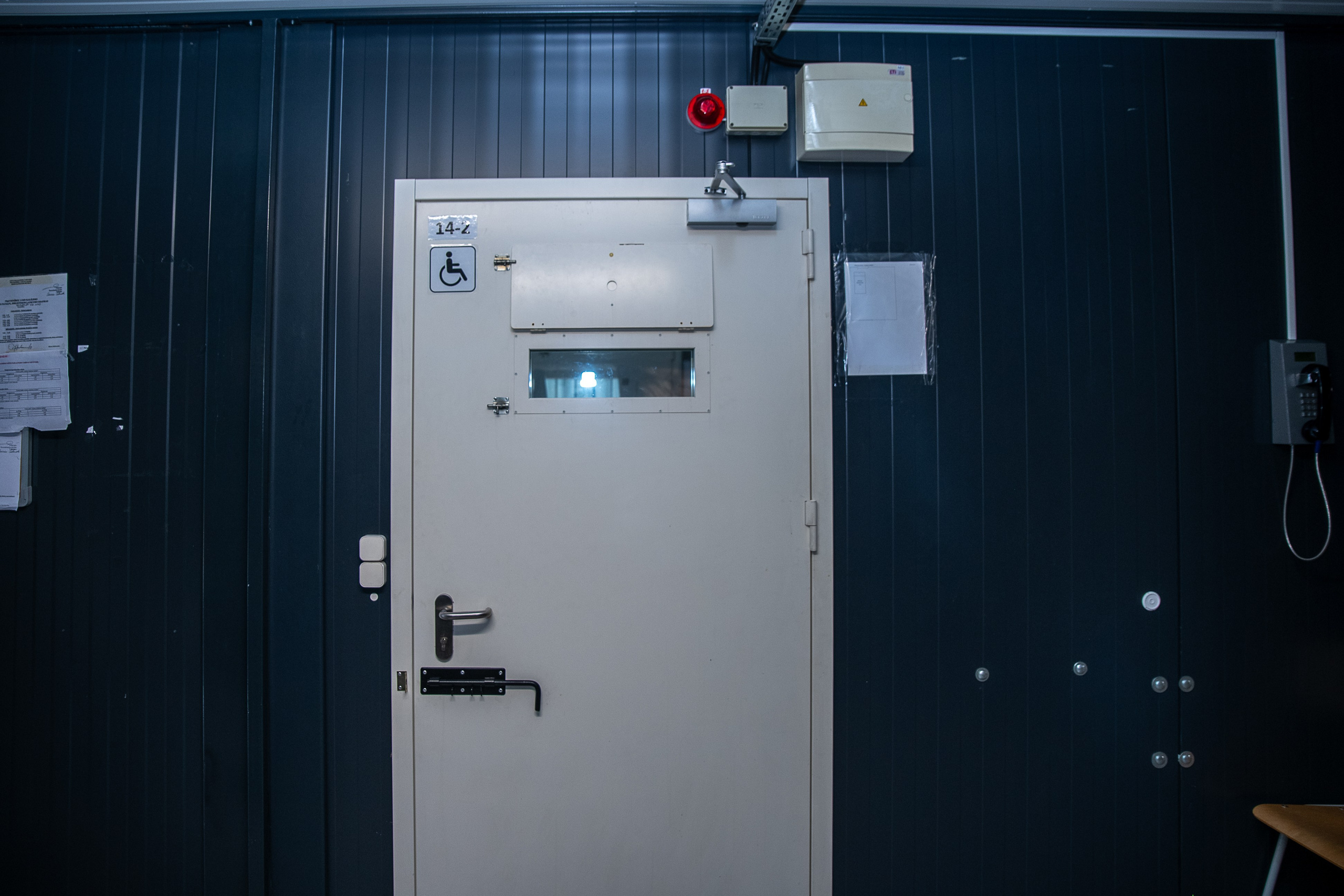 Už grotų: Pravieniškių kasdienybė be veidų. Fotografas — Aleksandras Savickis