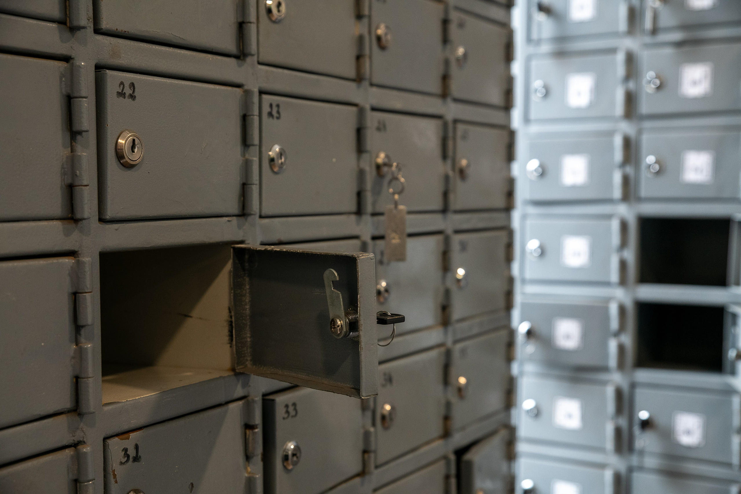 Už grotų: Pravieniškių kasdienybė be veidų. Fotografas — Aleksandras Savickis