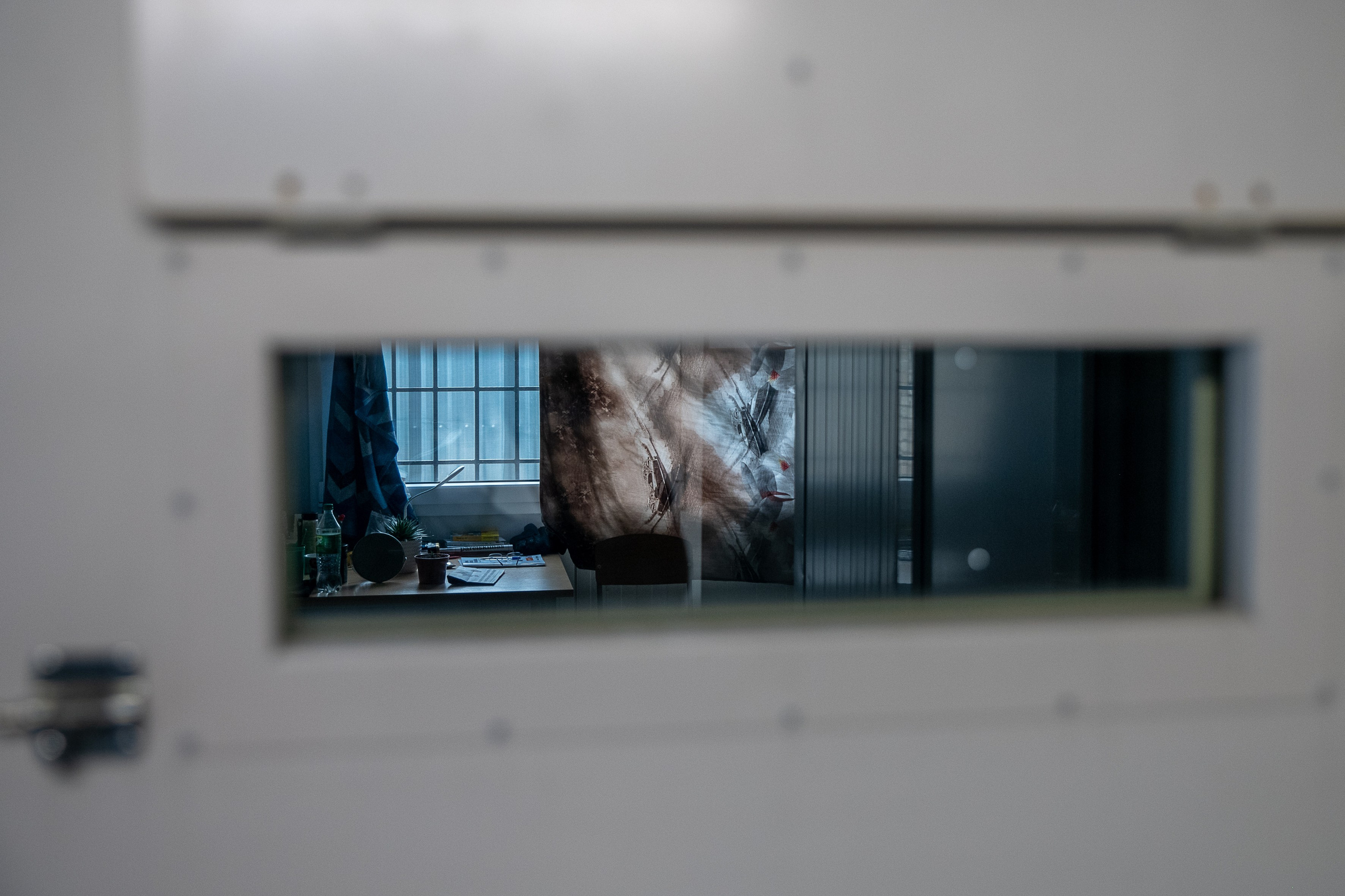 Už grotų: Pravieniškių kasdienybė be veidų. Fotografas — Aleksandras Savickis