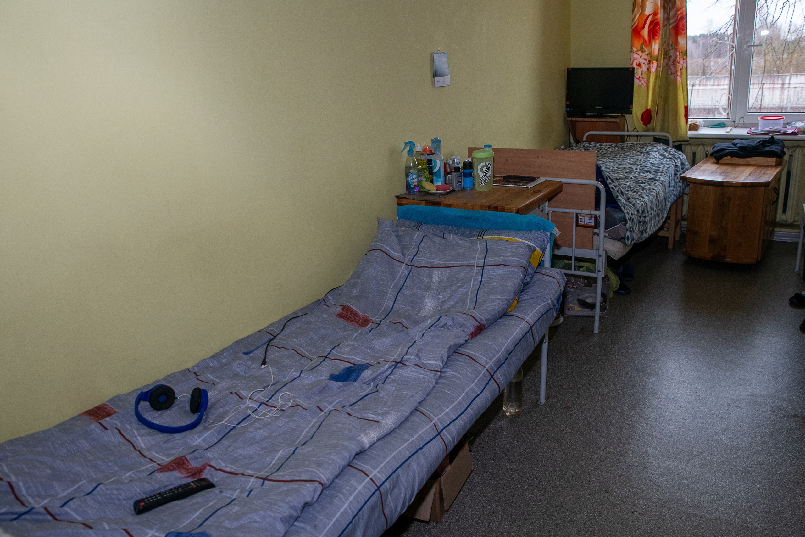 Už grotų: Pravieniškių kasdienybė be veidų. Fotografas — Aleksandras Savickis