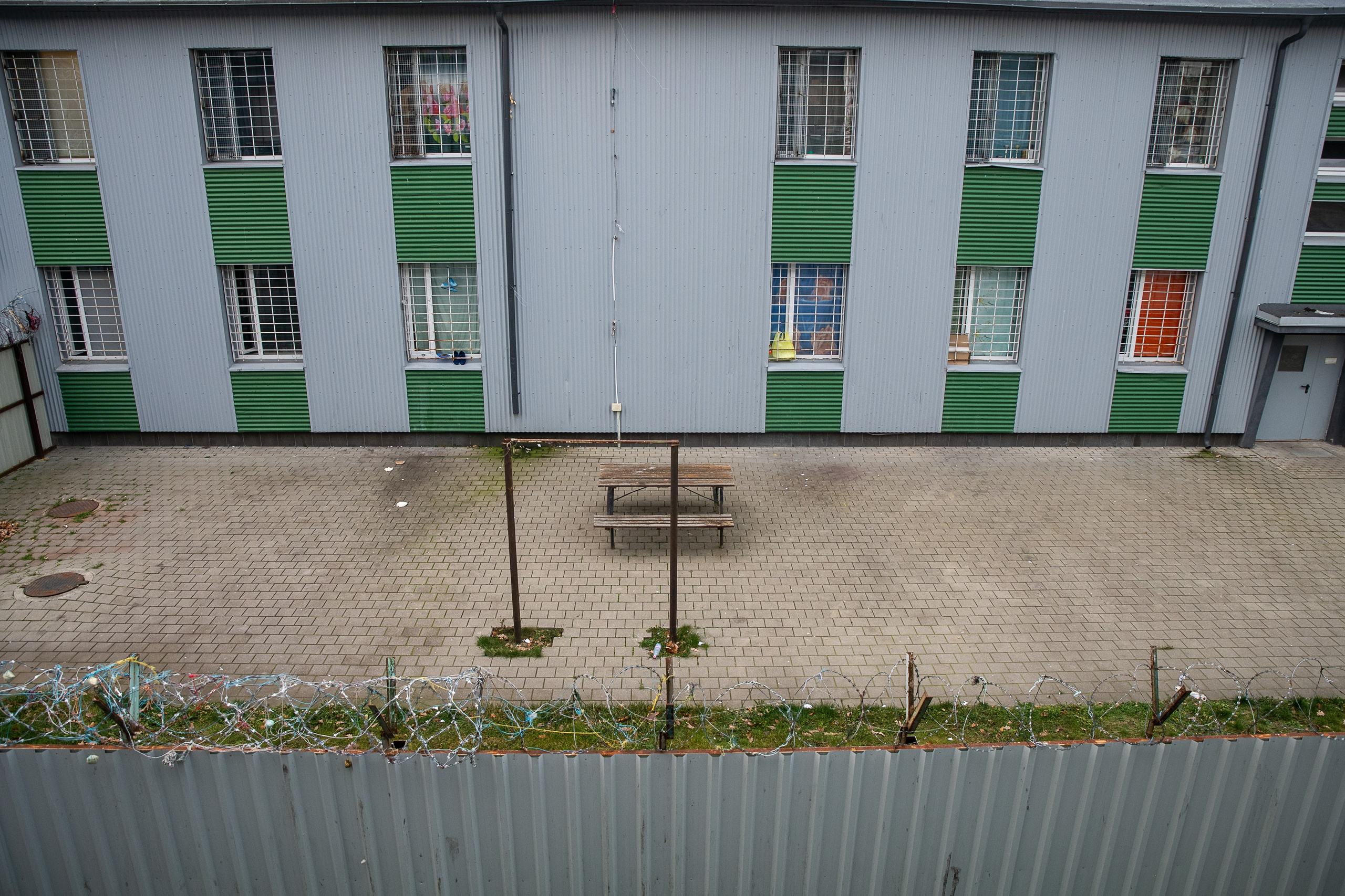 Už grotų: Pravieniškių kasdienybė be veidų. Fotografas — Aleksandras Savickis