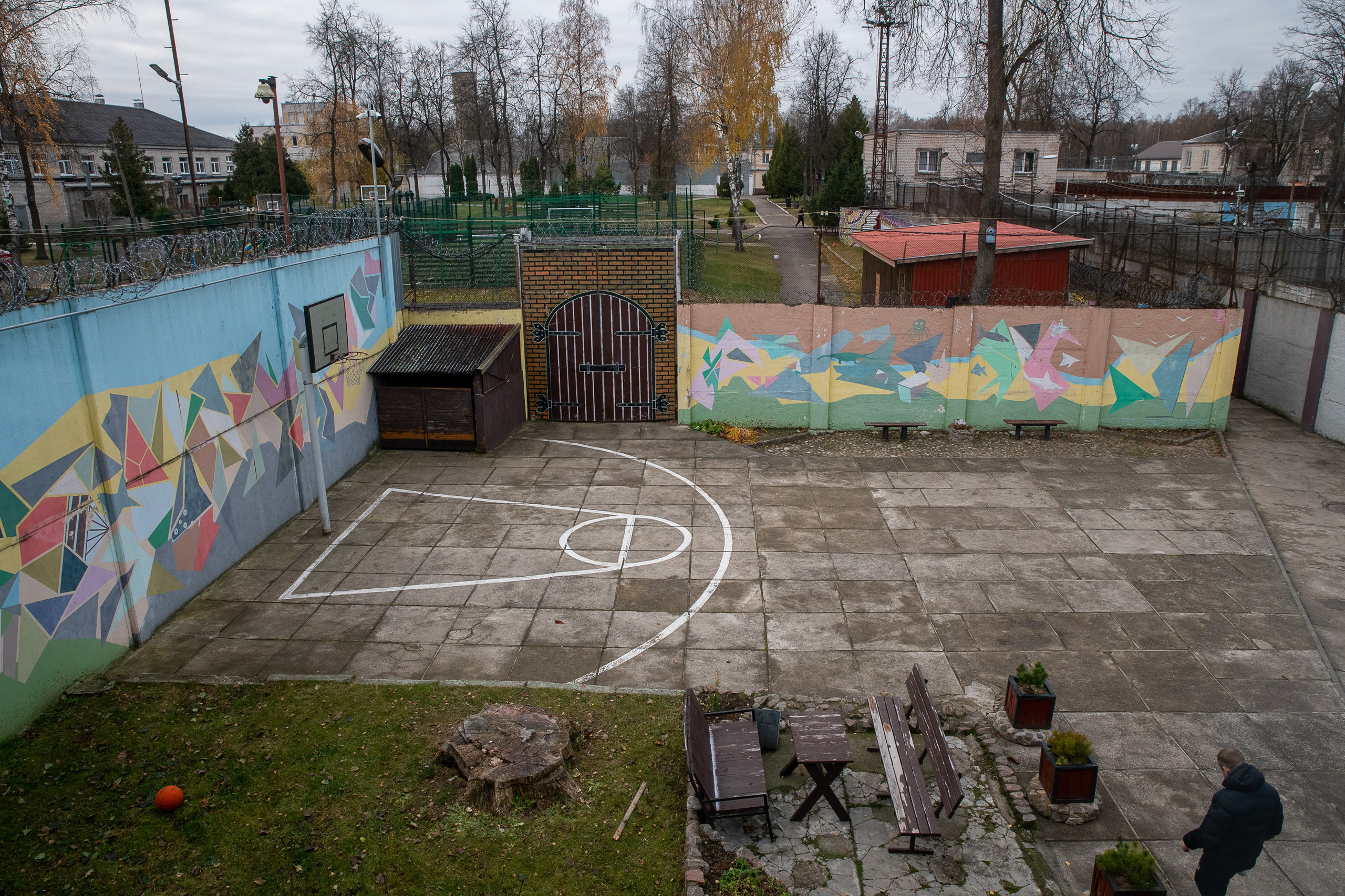 Už grotų: Pravieniškių kasdienybė be veidų. Fotografas — Aleksandras Savickis