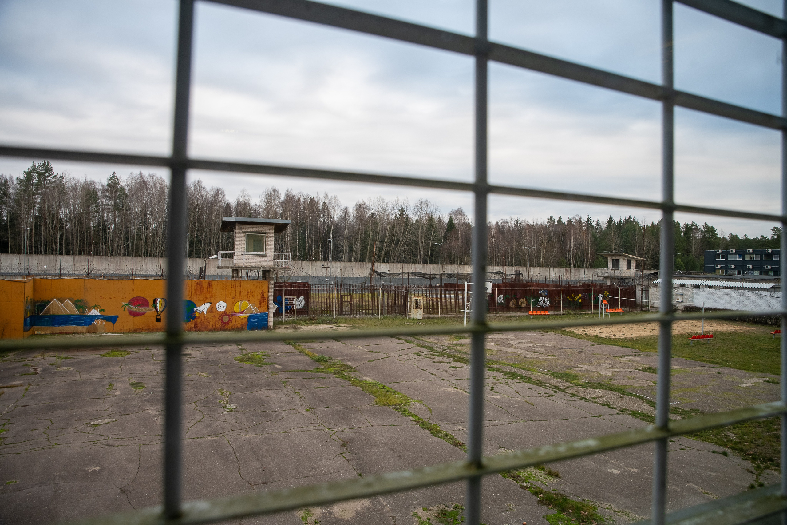Už grotų: Pravieniškių kasdienybė be veidų. Fotografas — Aleksandras Savickis