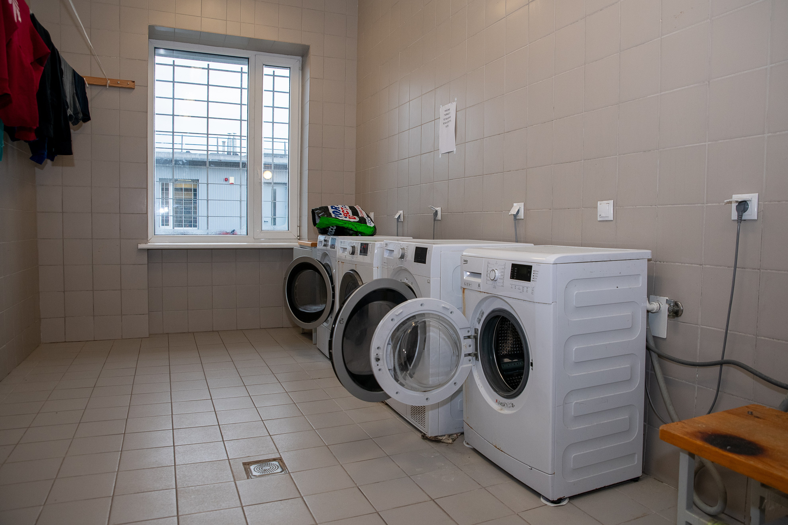 Už grotų: Pravieniškių kasdienybė be veidų. Fotografas — Aleksandras Savickis