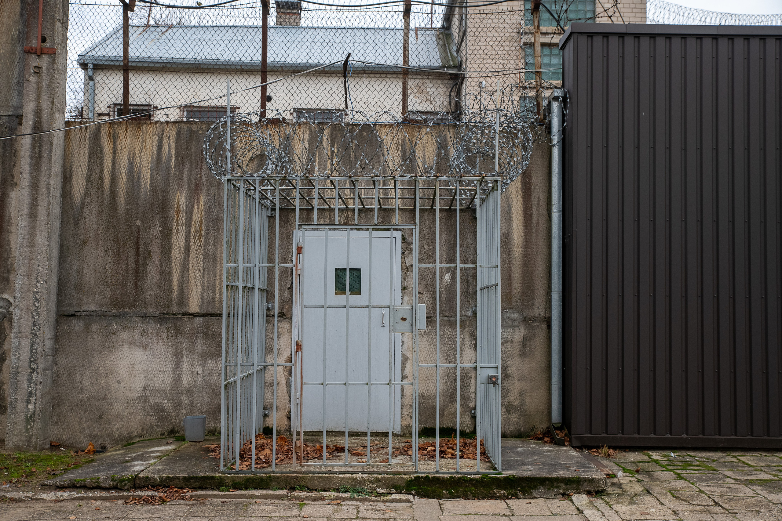 Už grotų: Pravieniškių kasdienybė be veidų. Fotografas — Aleksandras Savickis