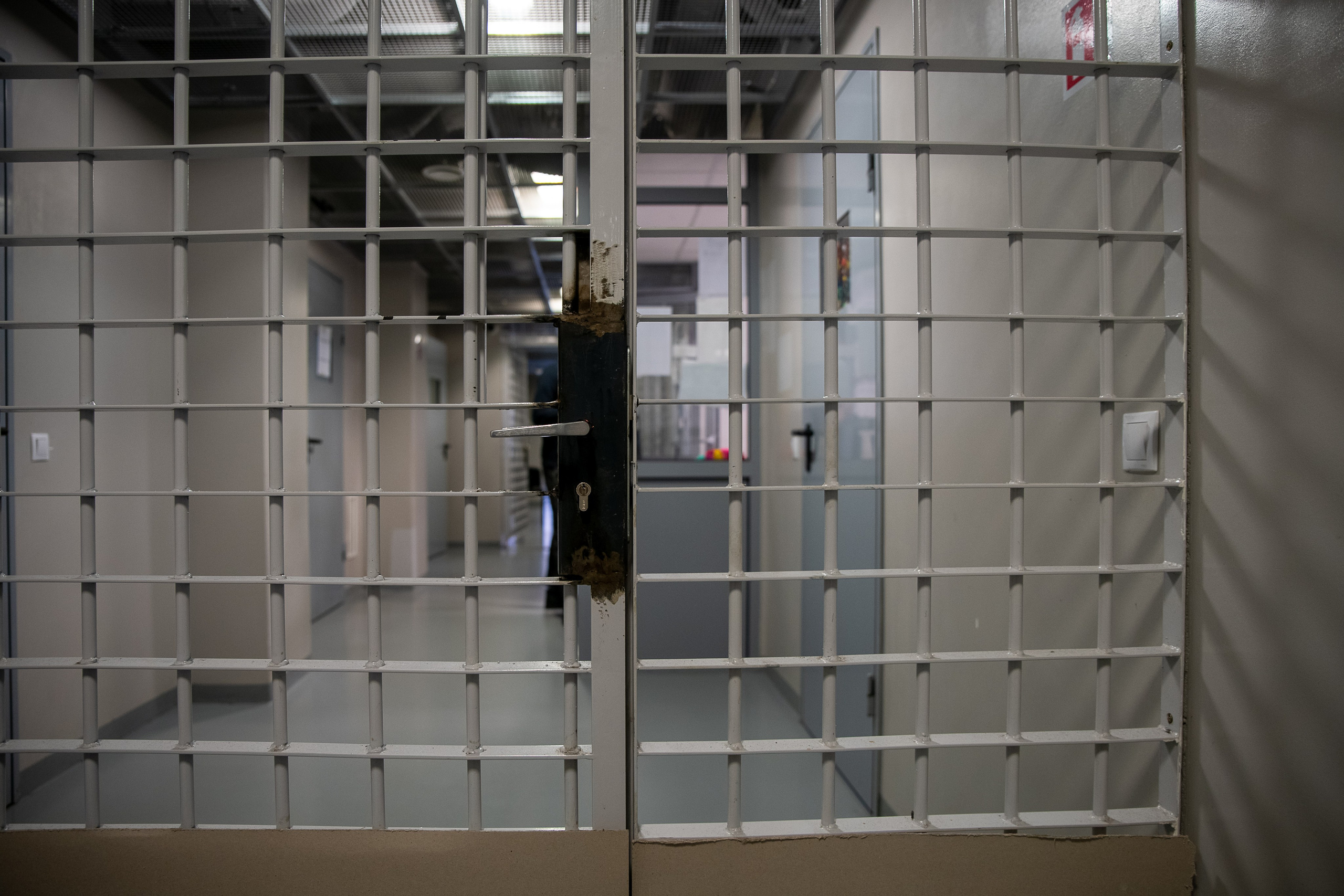 Už grotų: Pravieniškių kasdienybė be veidų. Fotografas — Aleksandras Savickis