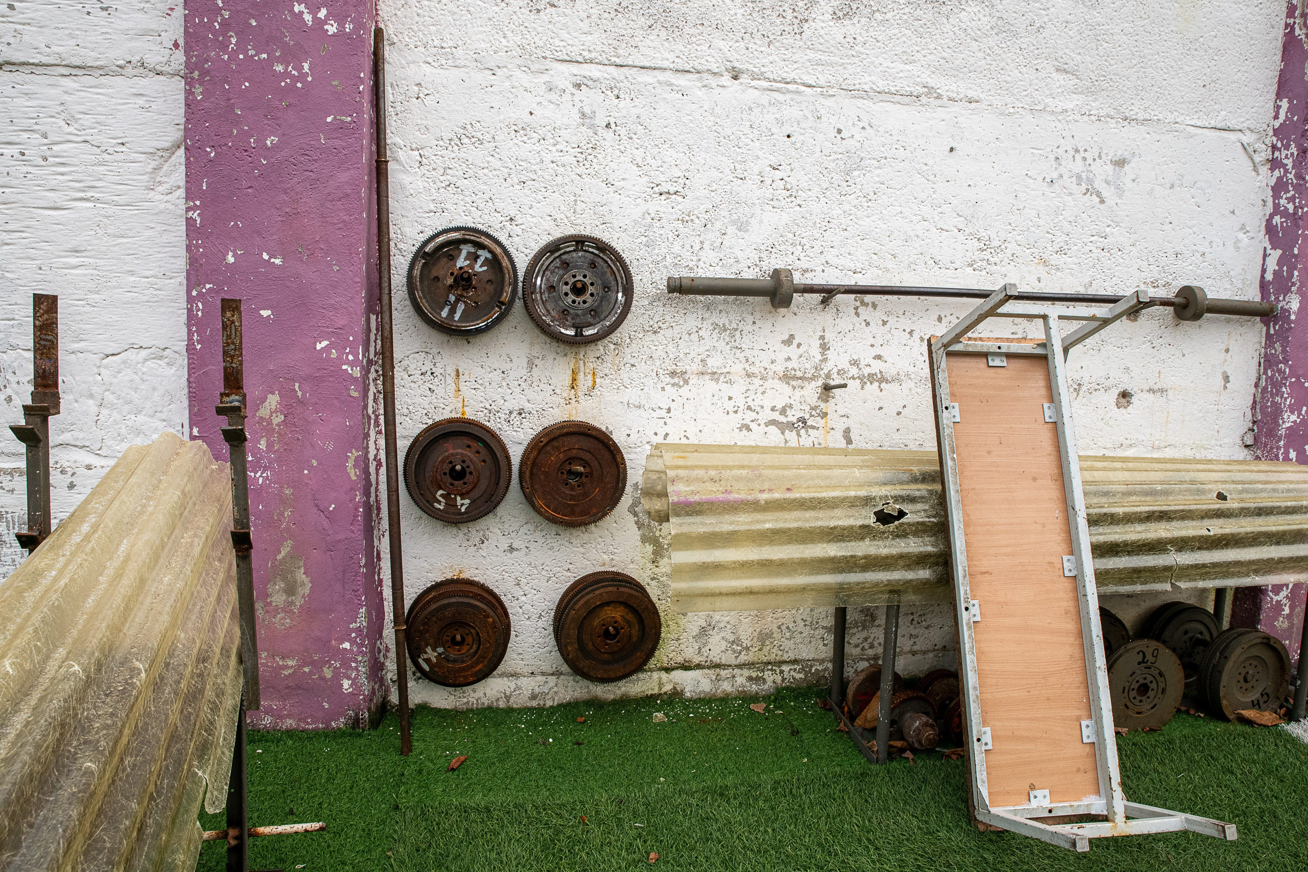 Už grotų: Pravieniškių kasdienybė be veidų. Fotografas — Aleksandras Savickis