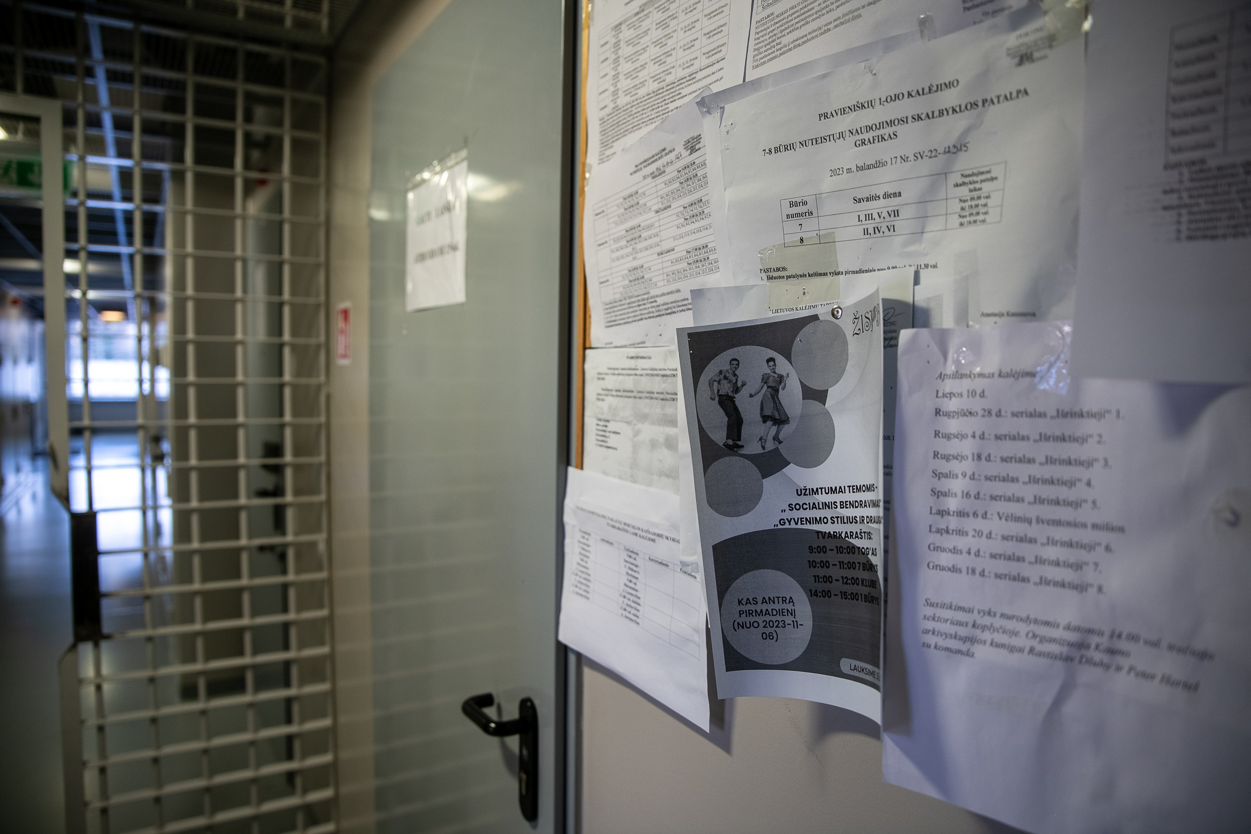 Už grotų: Pravieniškių kasdienybė be veidų. Fotografas — Aleksandras Savickis