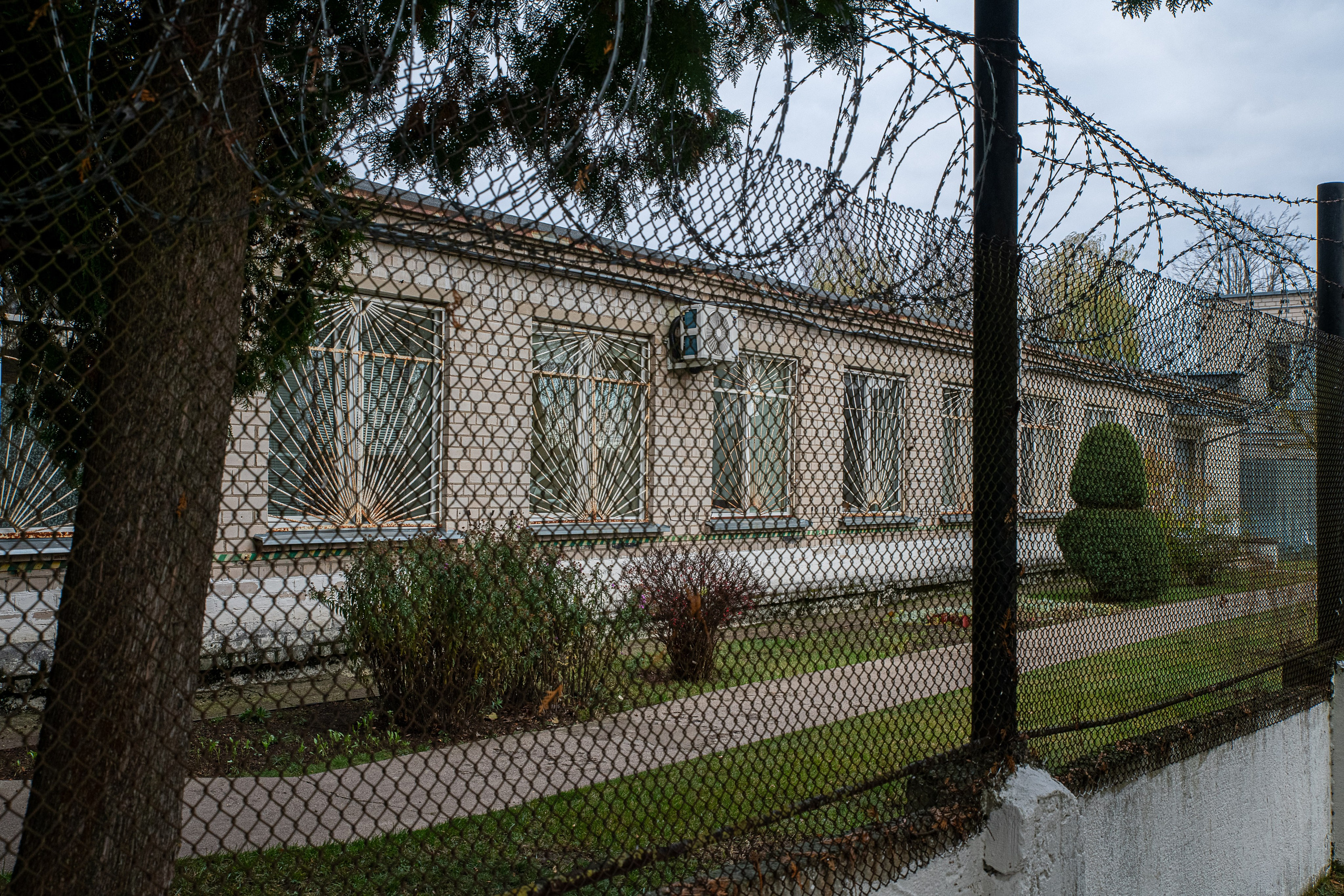 Už grotų: Pravieniškių kasdienybė be veidų. Fotografas — Aleksandras Savickis