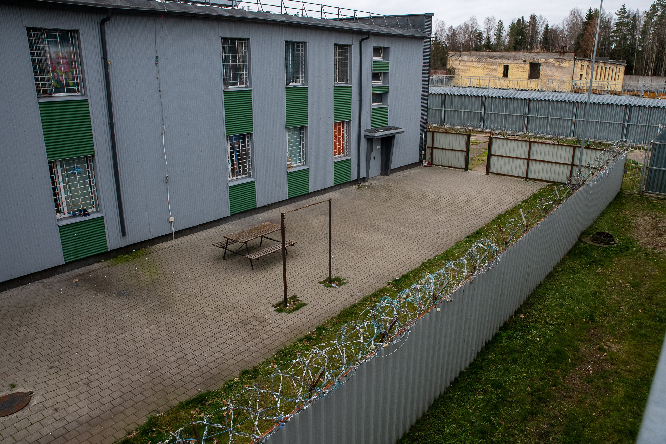 Už grotų: Pravieniškių kasdienybė be veidų. Fotografas — Aleksandras Savickis