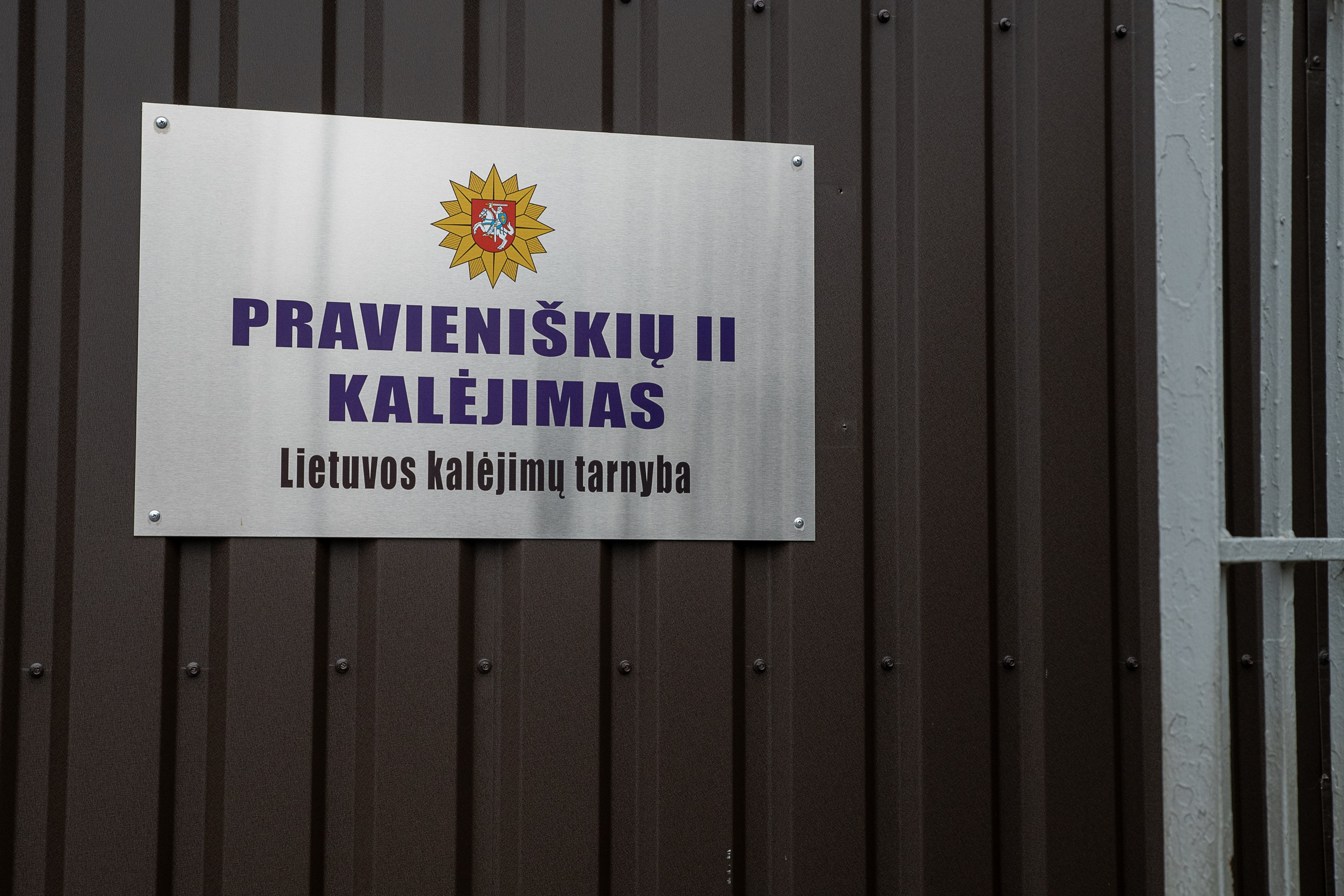 Už grotų: Pravieniškių kasdienybė be veidų. Fotografas — Aleksandras Savickis