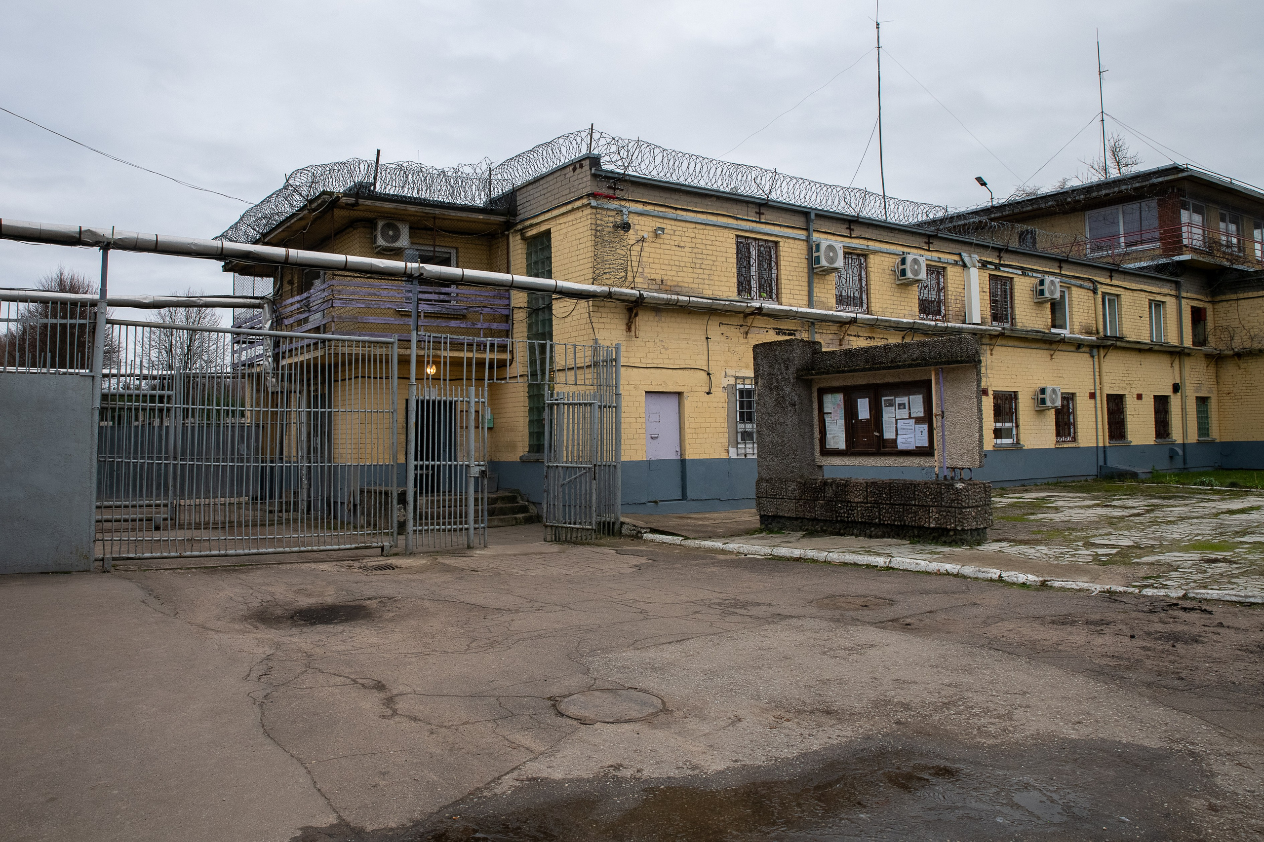 Už grotų: Pravieniškių kasdienybė be veidų. Fotografas — Aleksandras Savickis