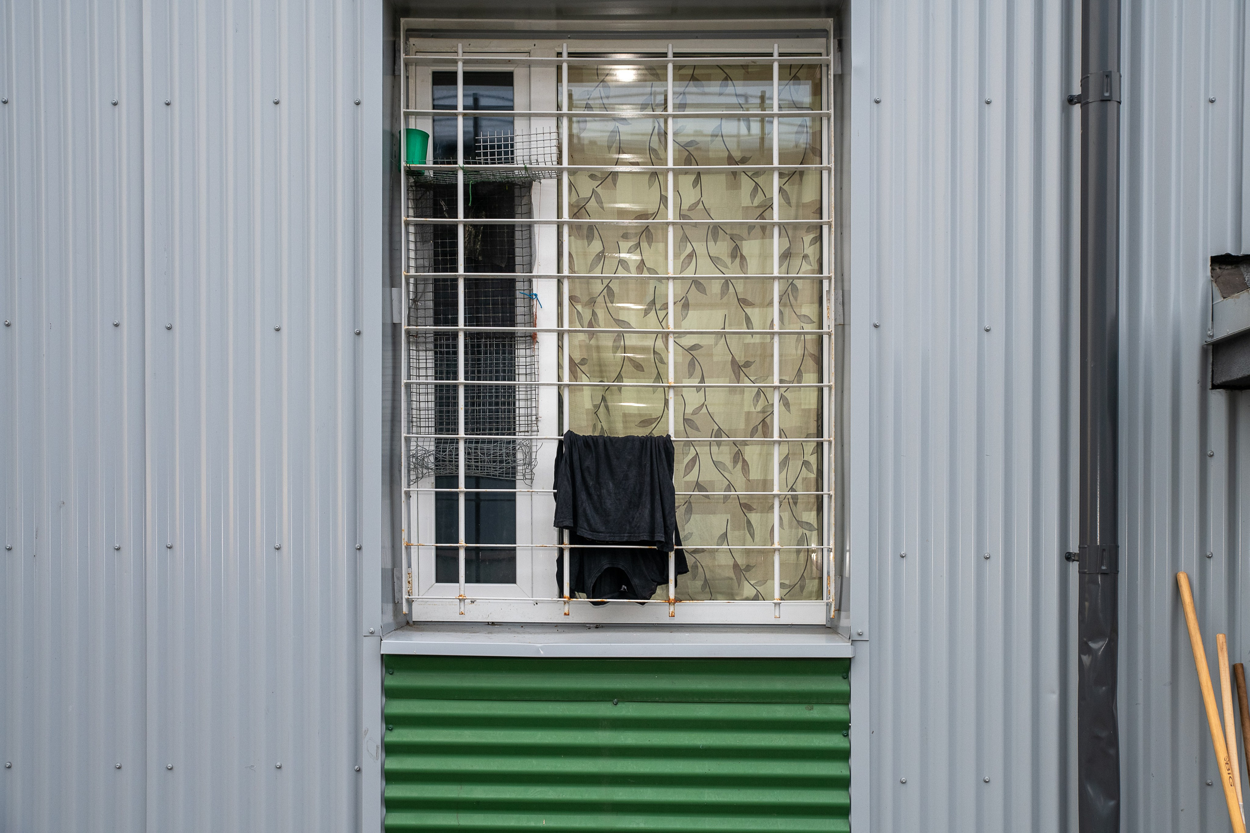 Už grotų: Pravieniškių kasdienybė be veidų. Fotografas — Aleksandras Savickis