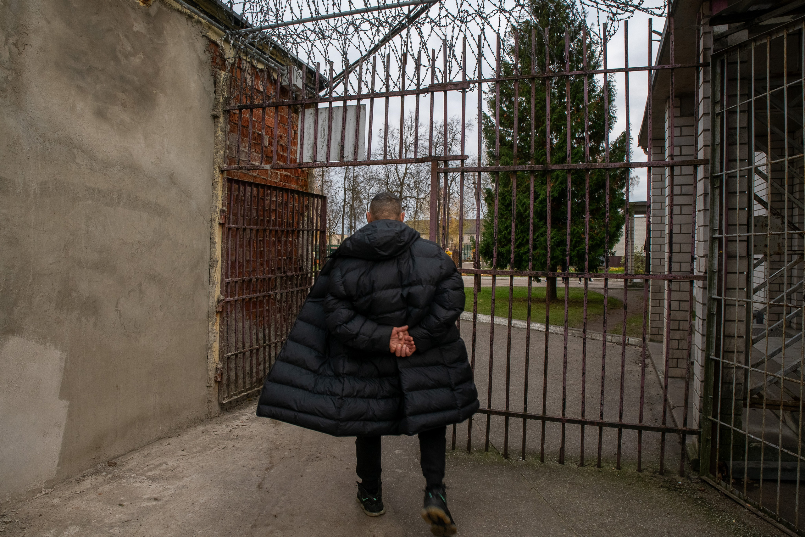 Už grotų: Pravieniškių kasdienybė be veidų. Fotografas — Aleksandras Savickis