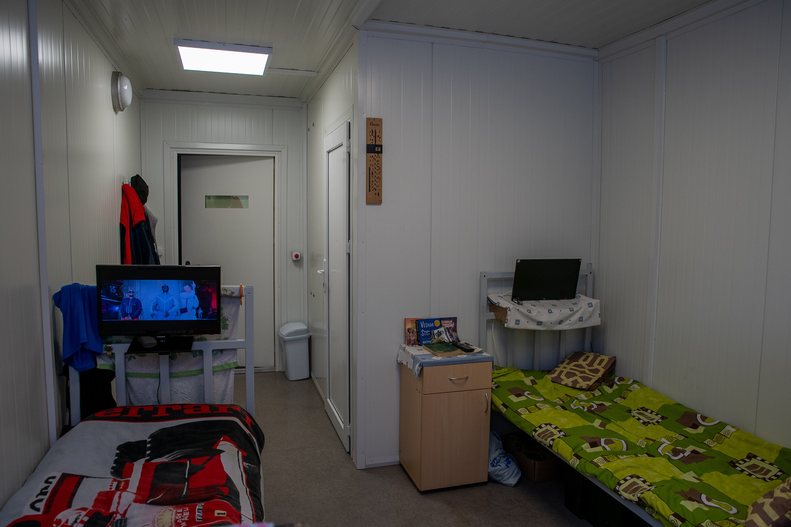 Už grotų: Pravieniškių kasdienybė be veidų. Fotografas — Aleksandras Savickis