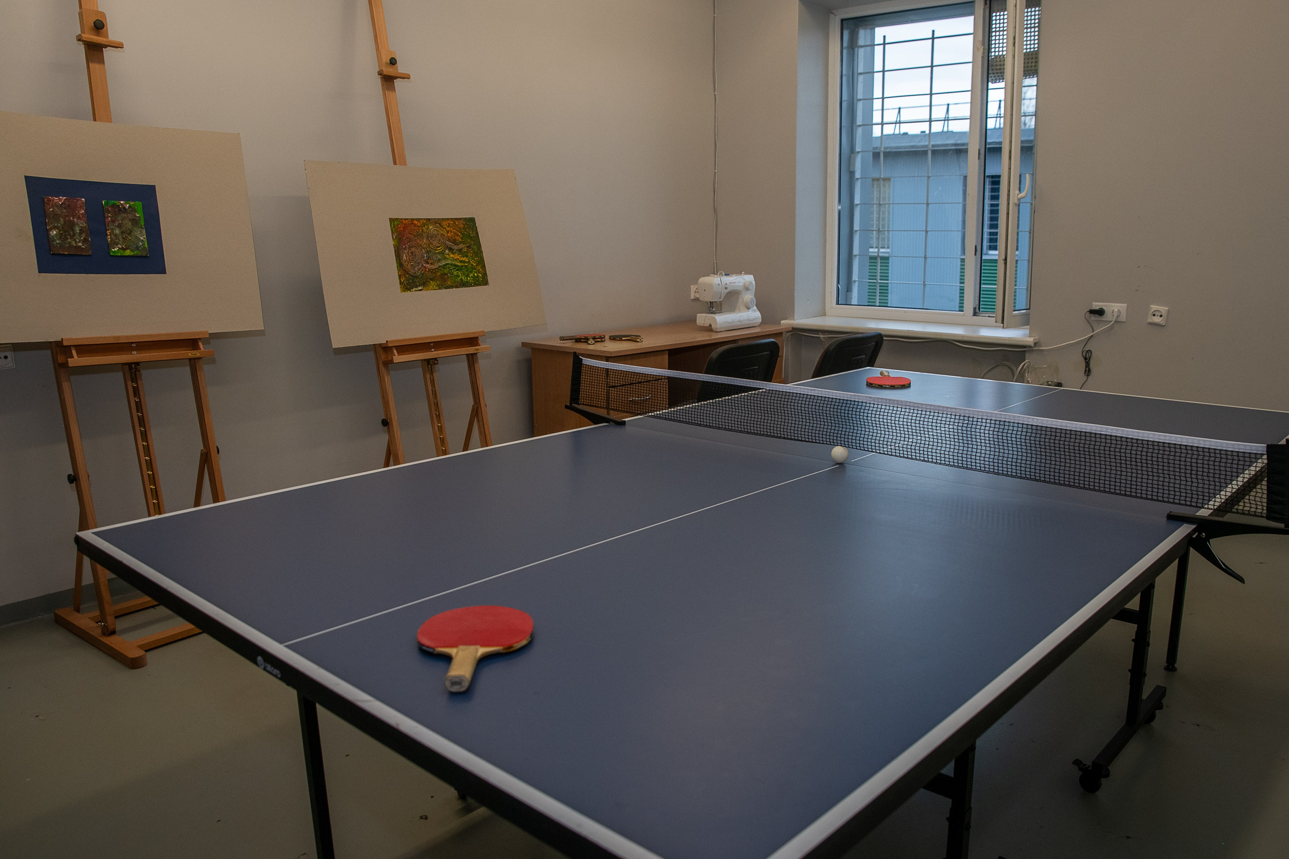 Už grotų: Pravieniškių kasdienybė be veidų. Fotografas — Aleksandras Savickis