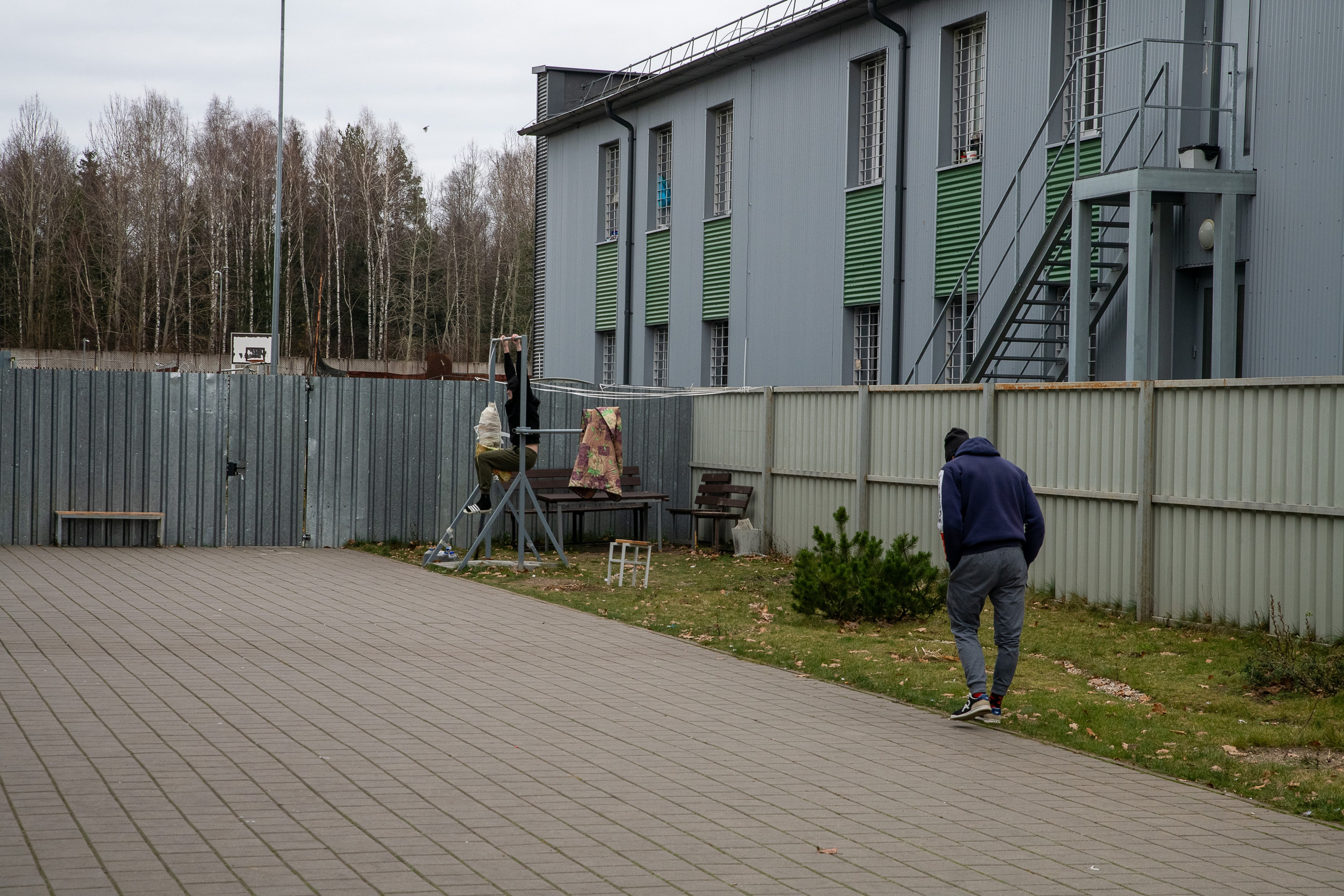 Už grotų: Pravieniškių kasdienybė be veidų. Fotografas — Aleksandras Savickis