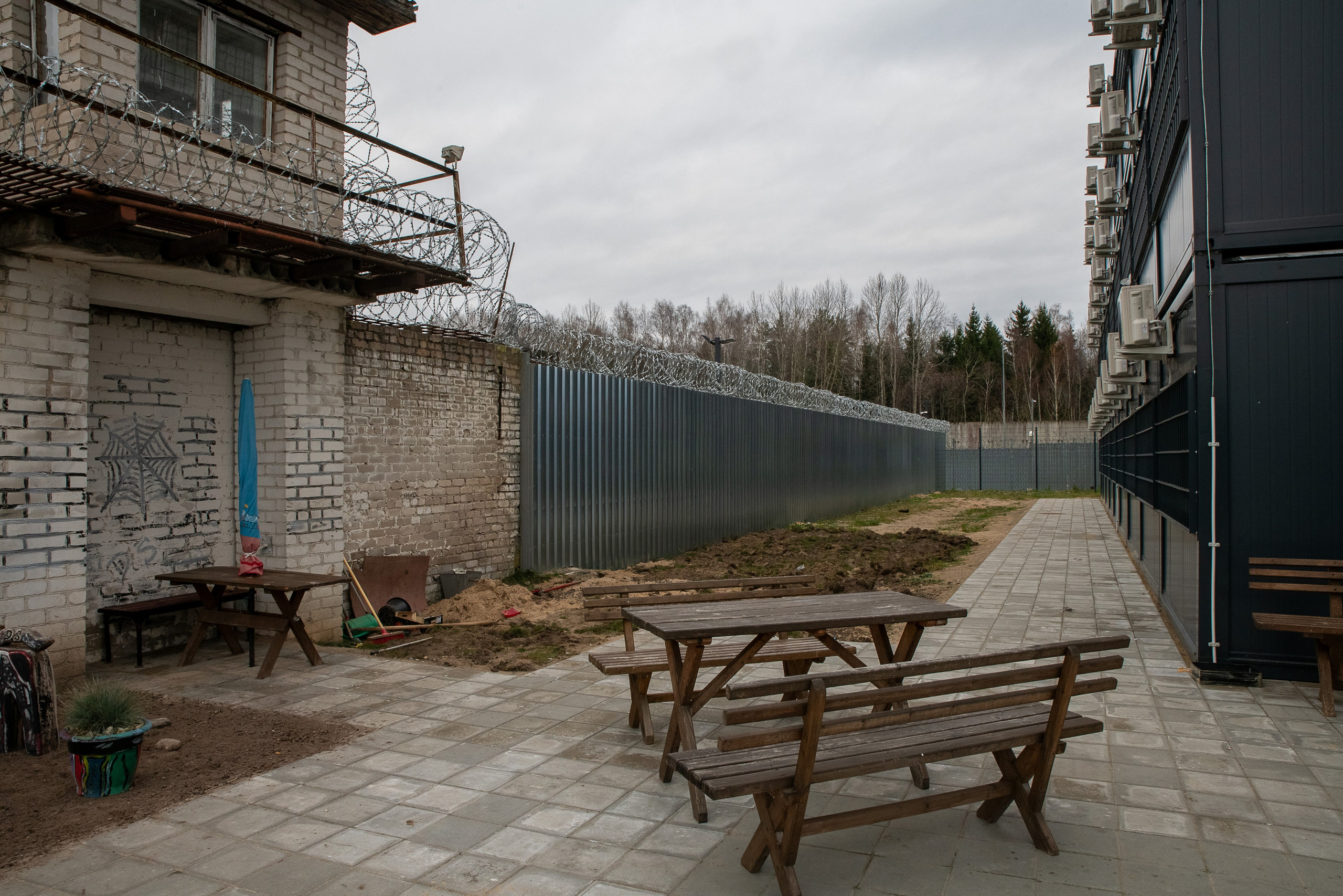 Už grotų: Pravieniškių kasdienybė be veidų. Fotografas — Aleksandras Savickis