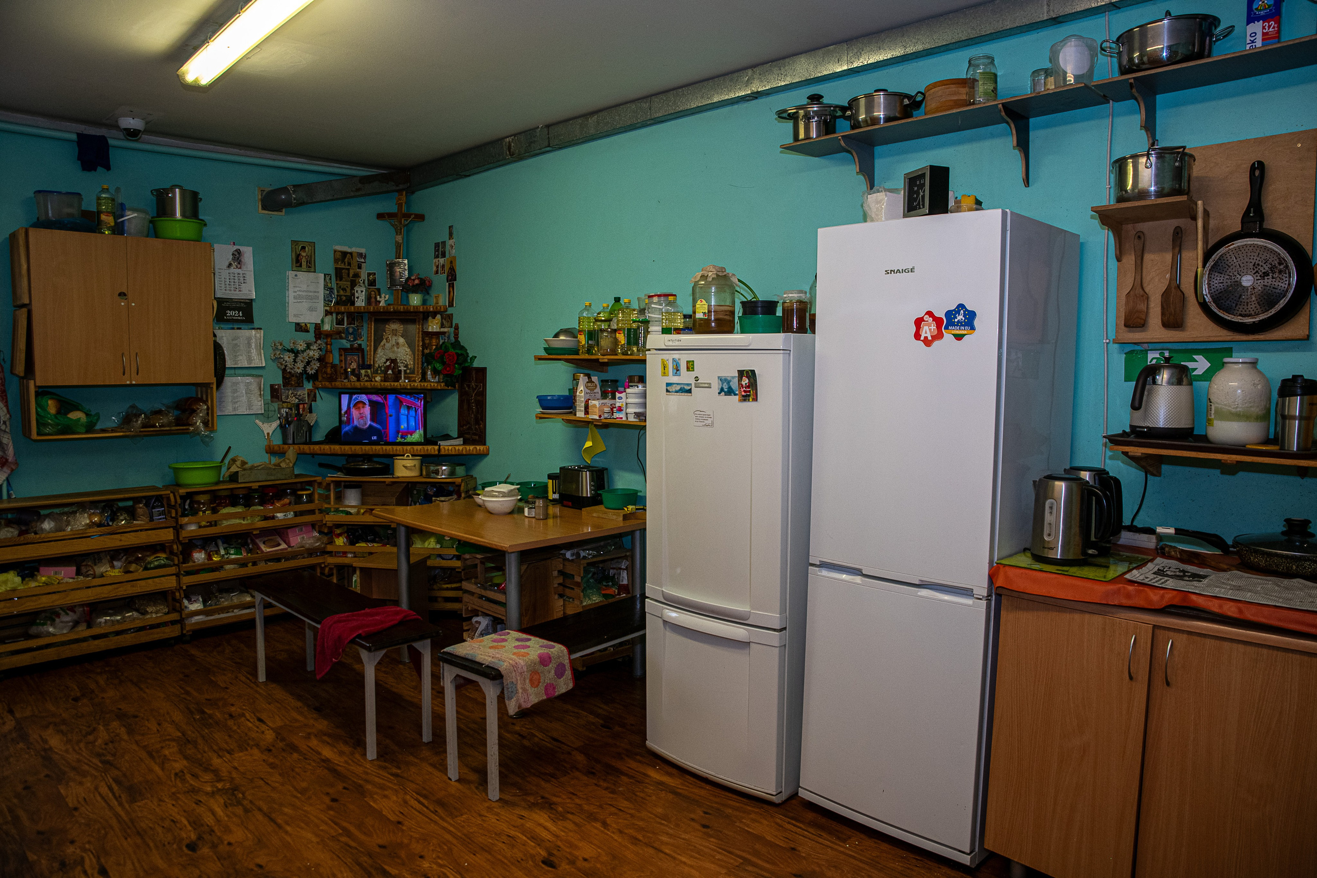 Už grotų: Pravieniškių kasdienybė be veidų. Fotografas — Aleksandras Savickis