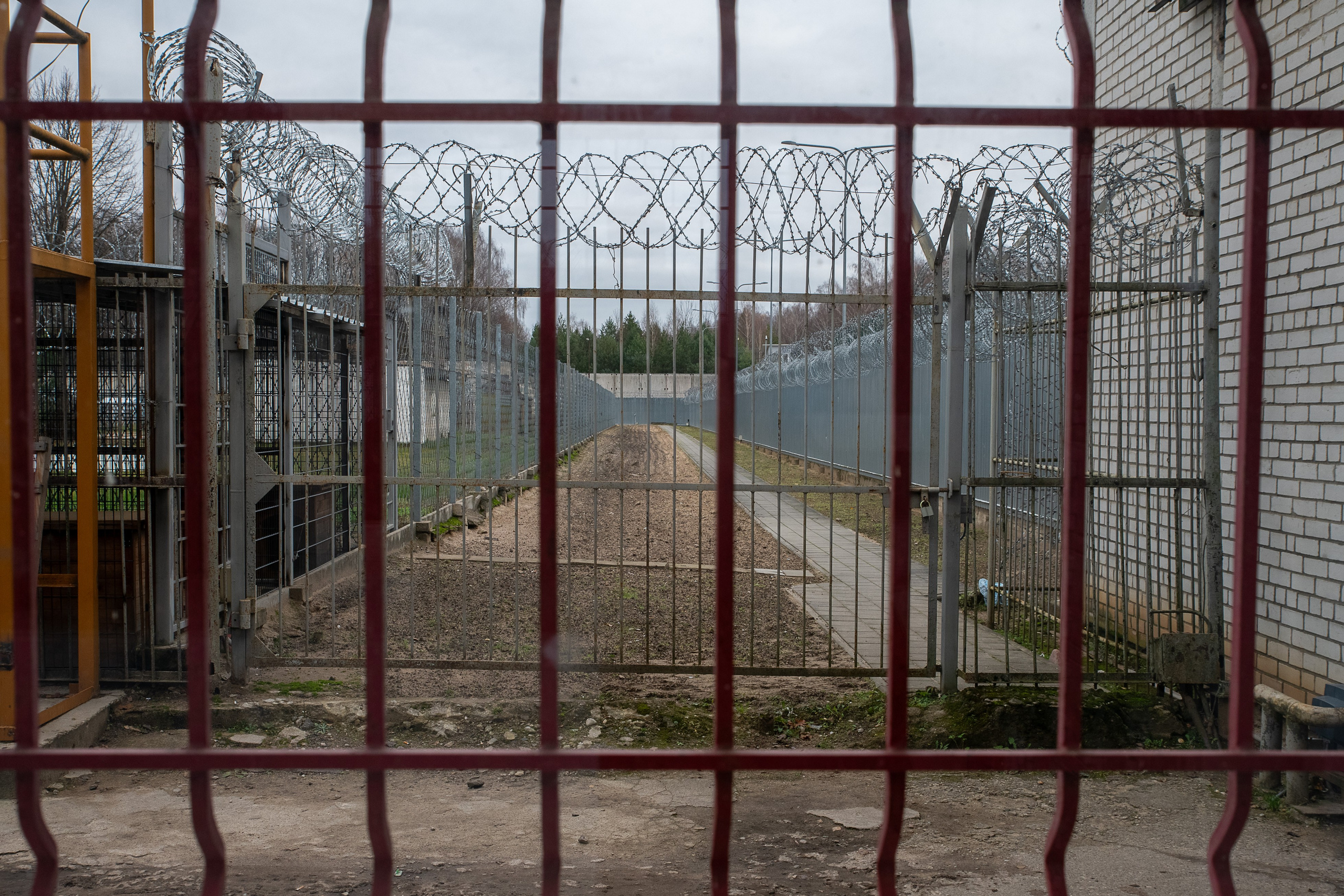 Už grotų: Pravieniškių kasdienybė be veidų. Fotografas — Aleksandras Savickis