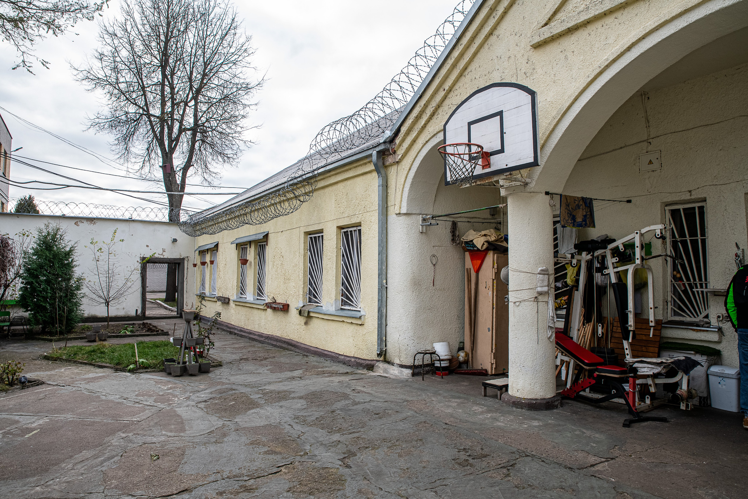 Už grotų: Pravieniškių kasdienybė be veidų. Fotografas — Aleksandras Savickis