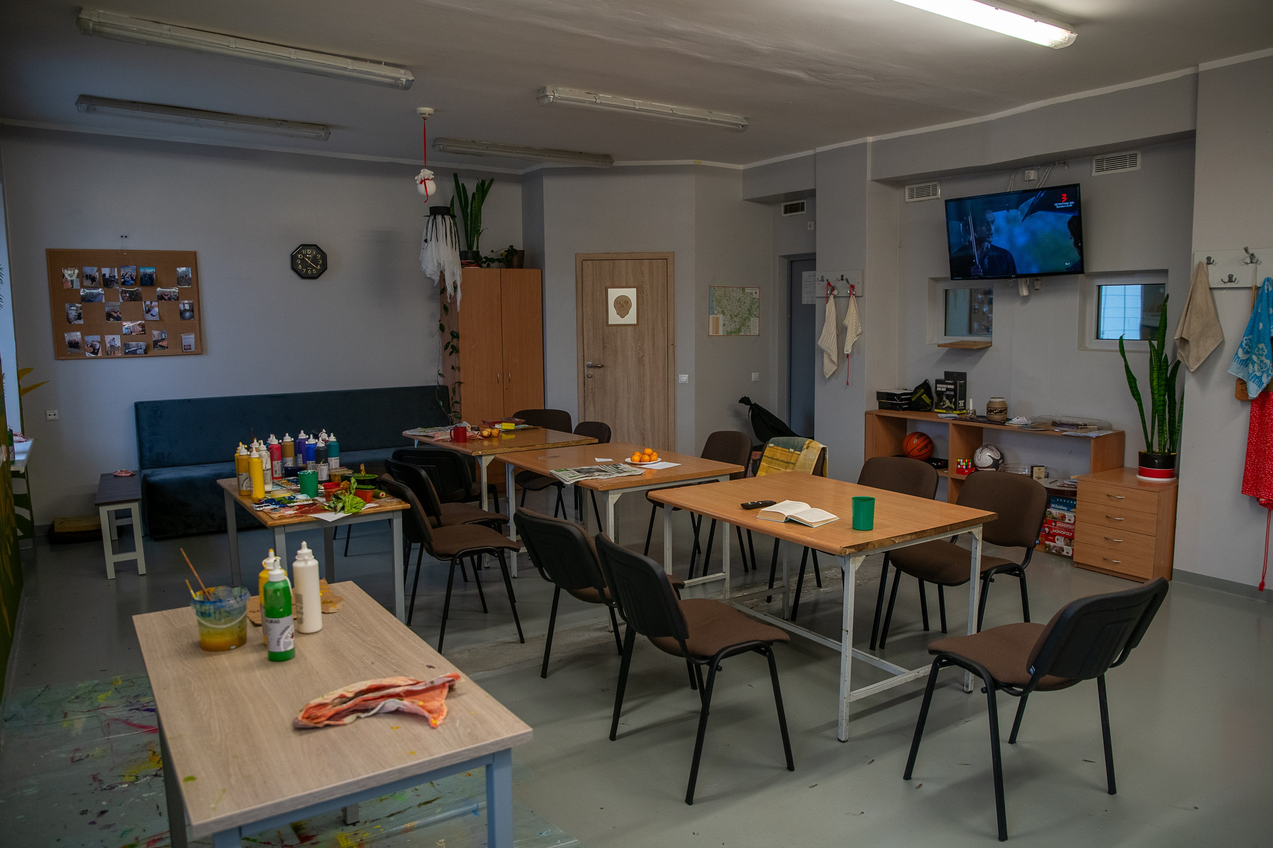 Už grotų: Pravieniškių kasdienybė be veidų. Fotografas — Aleksandras Savickis