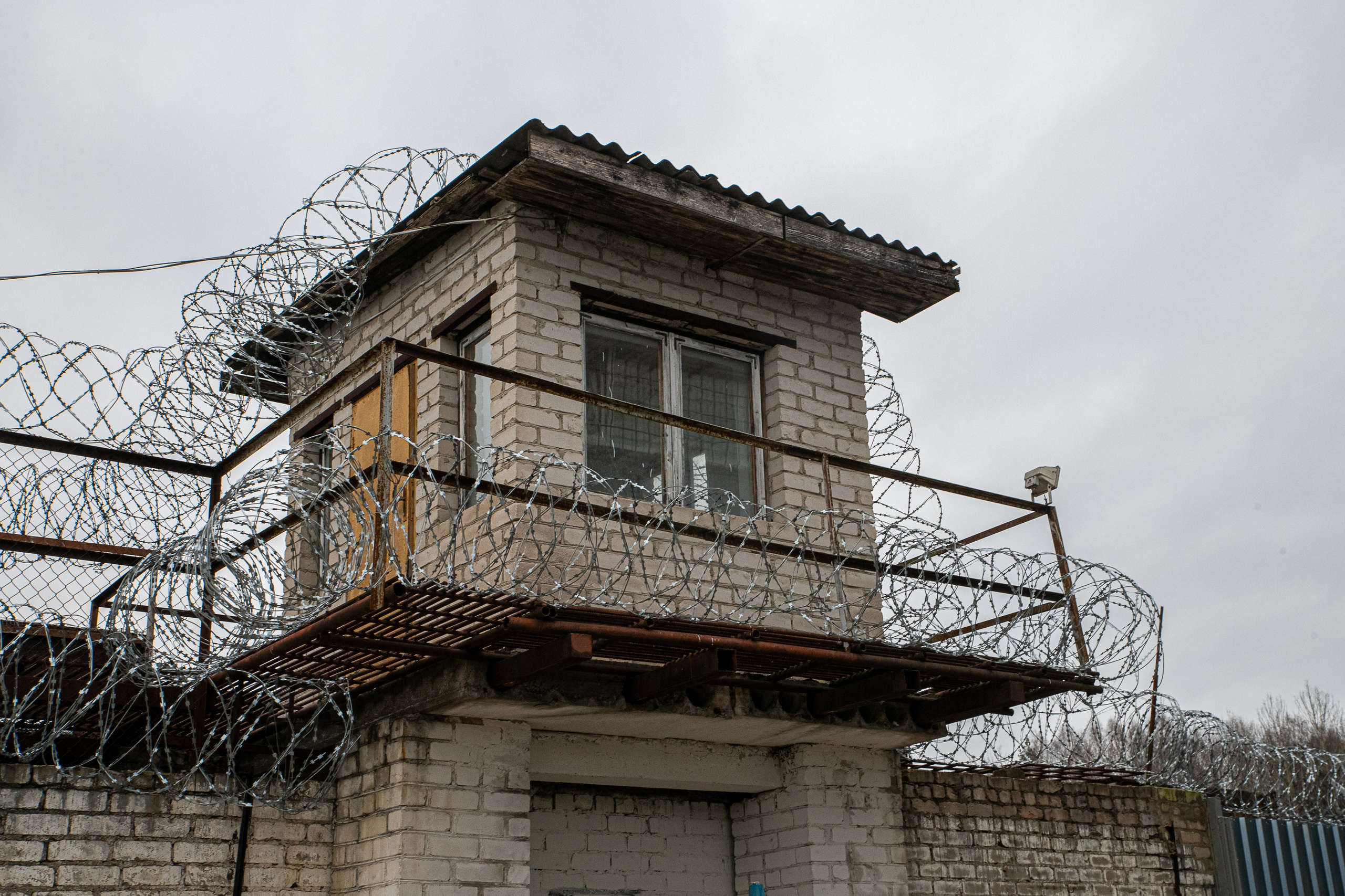 Už grotų: Pravieniškių kasdienybė be veidų. Fotografas — Aleksandras Savickis