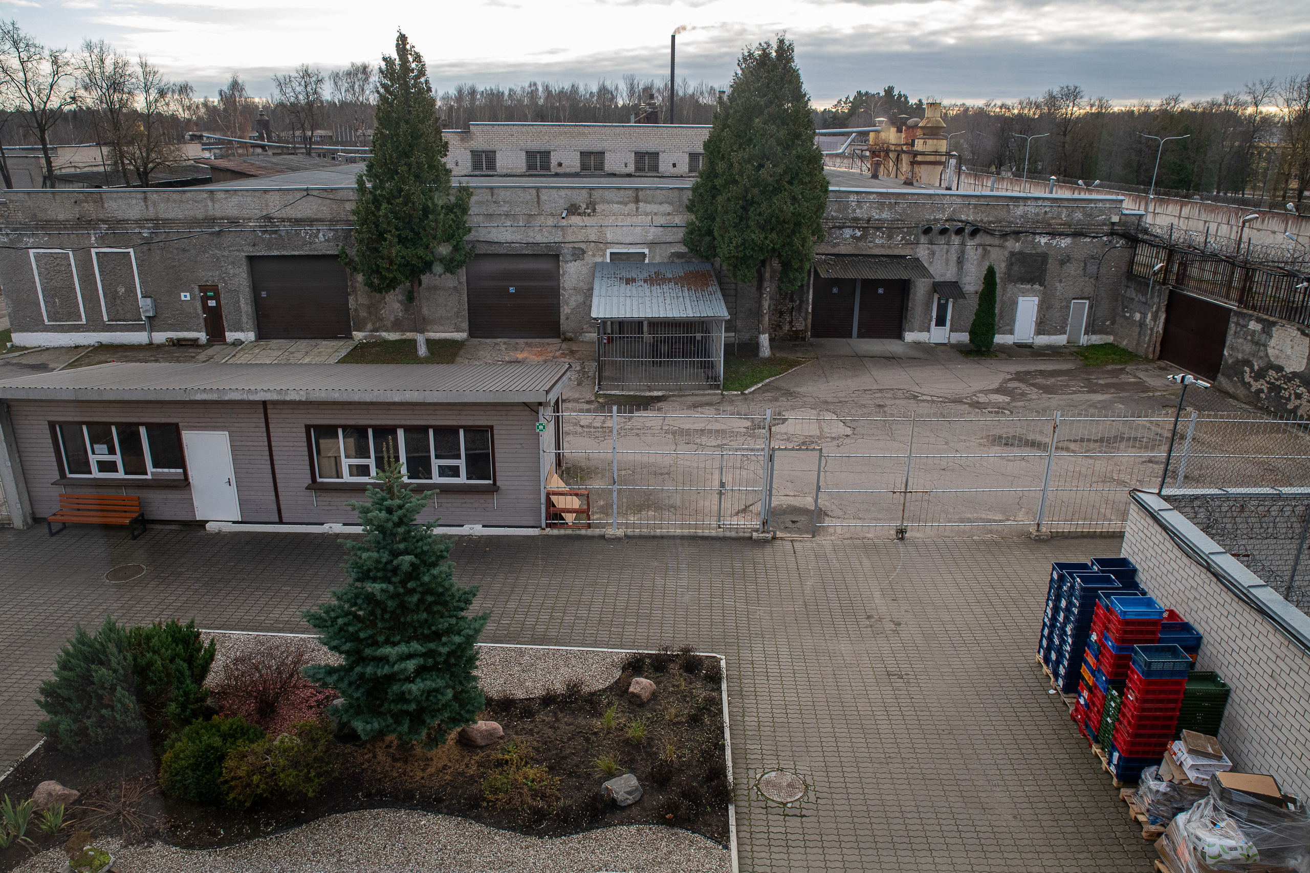 Už grotų: Pravieniškių kasdienybė be veidų. Fotografas — Aleksandras Savickis