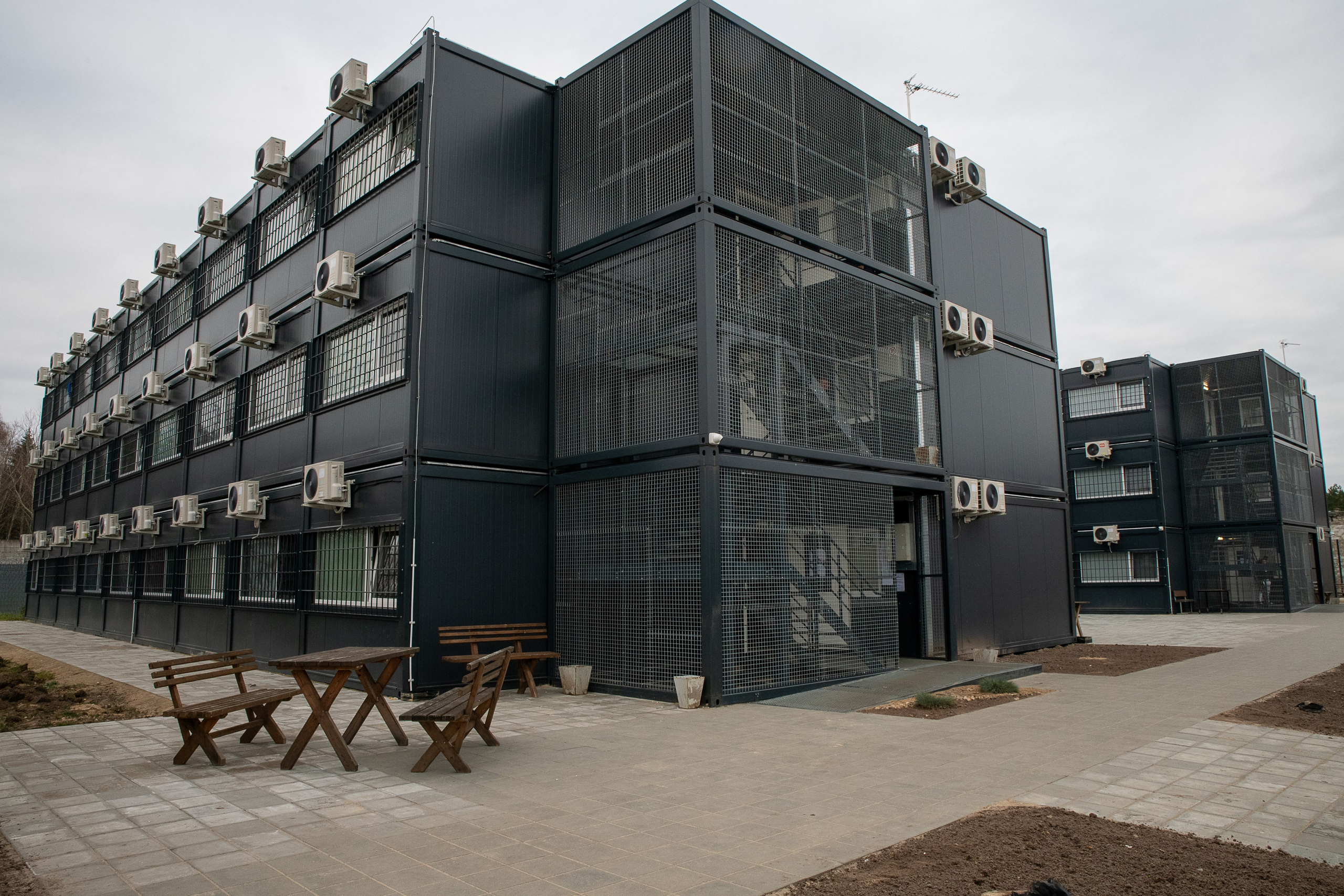 Už grotų: Pravieniškių kasdienybė be veidų. Fotografas — Aleksandras Savickis