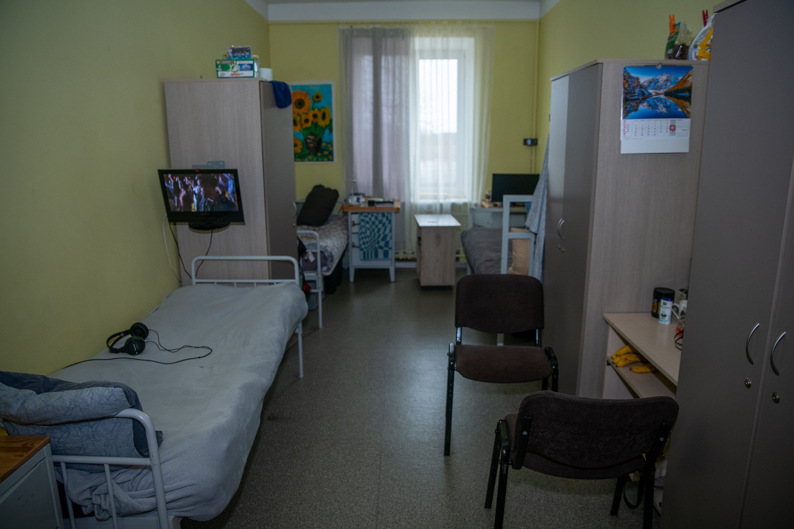 Už grotų: Pravieniškių kasdienybė be veidų. Fotografas — Aleksandras Savickis