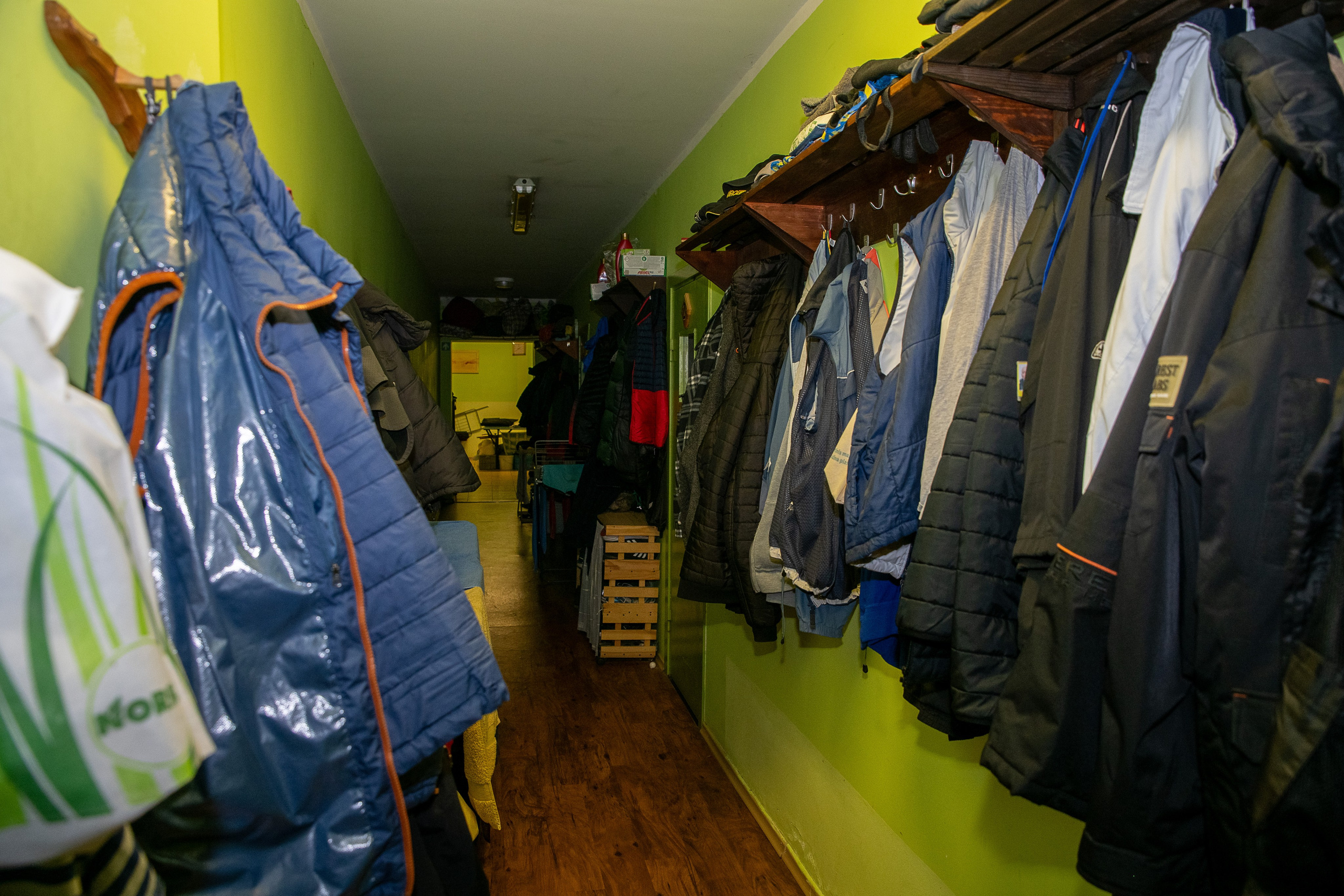 Už grotų: Pravieniškių kasdienybė be veidų. Fotografas — Aleksandras Savickis