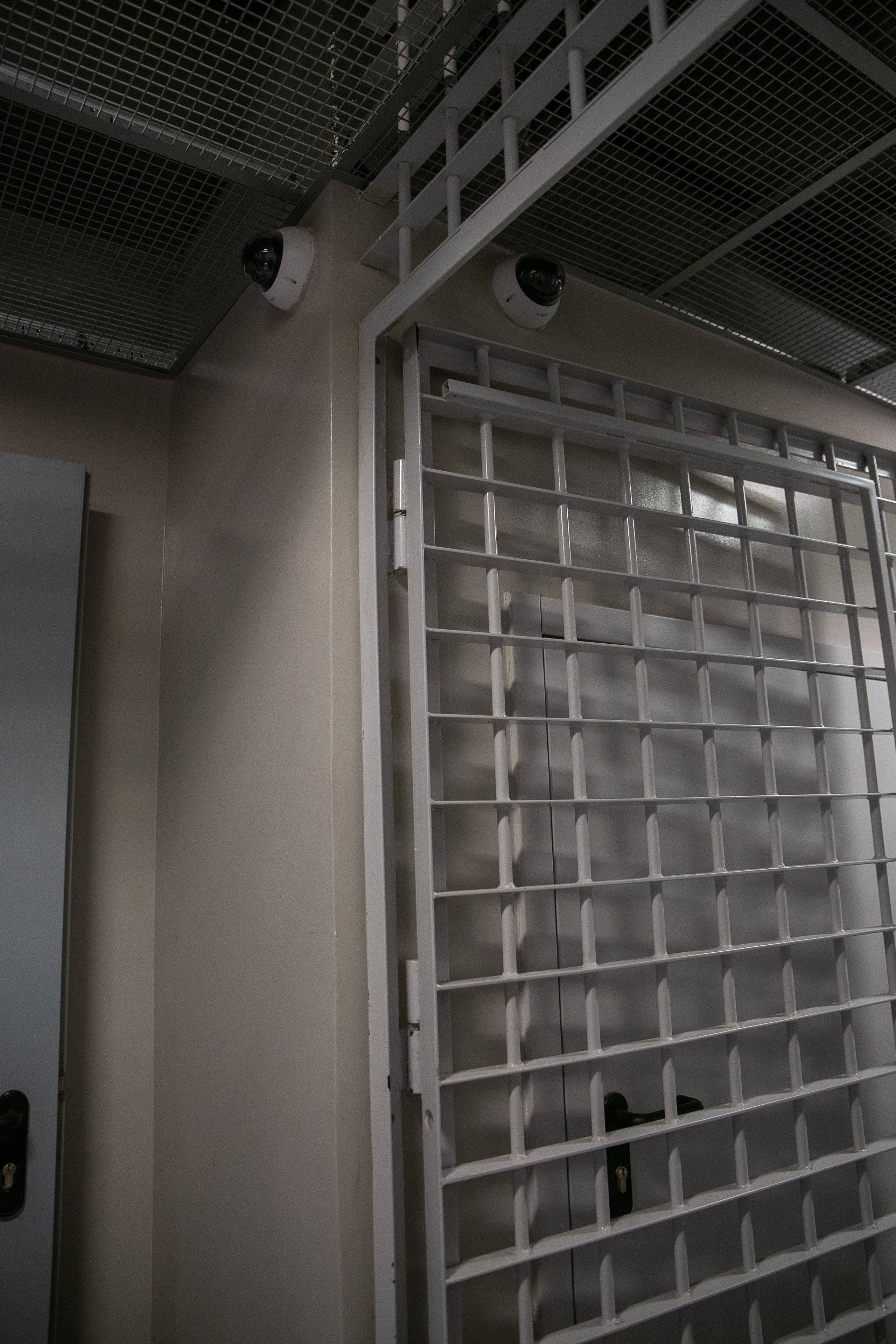 Už grotų: Pravieniškių kasdienybė be veidų. Fotografas — Aleksandras Savickis