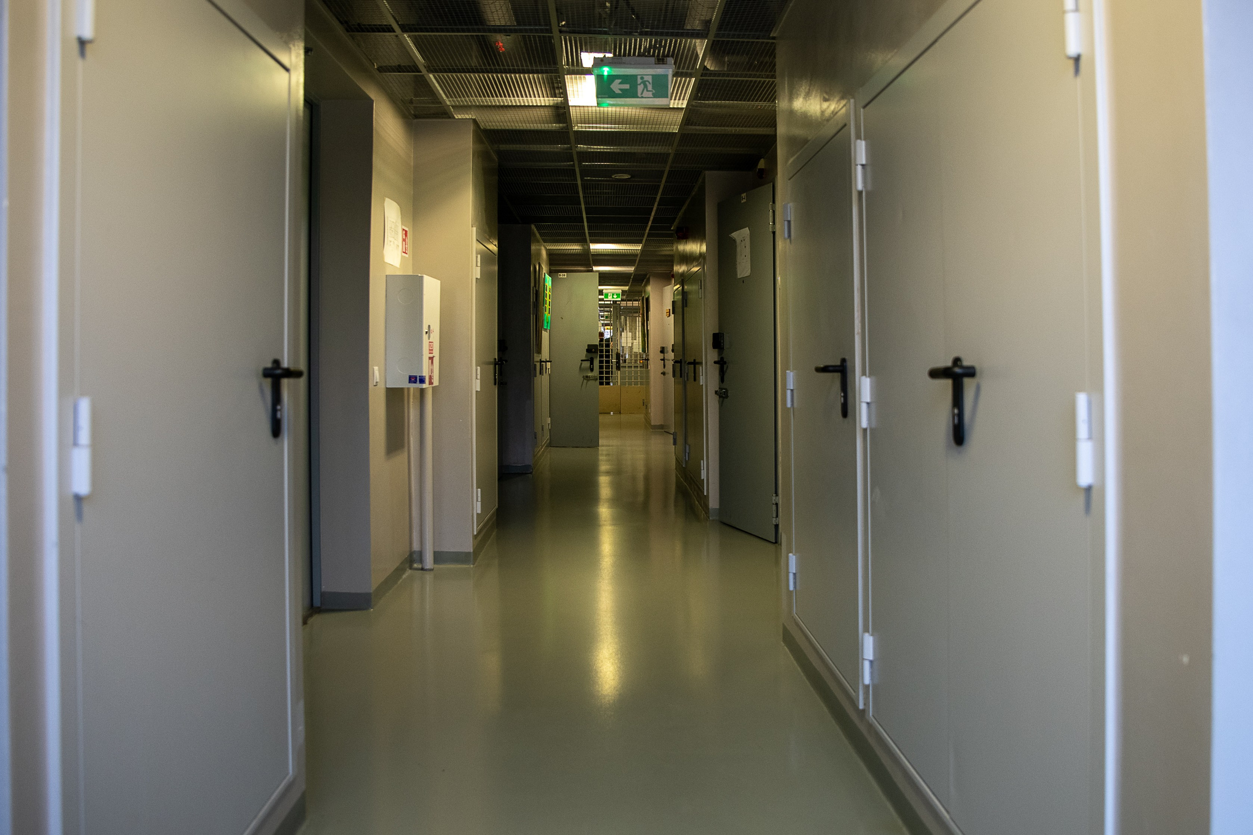 Už grotų: Pravieniškių kasdienybė be veidų. Fotografas — Aleksandras Savickis