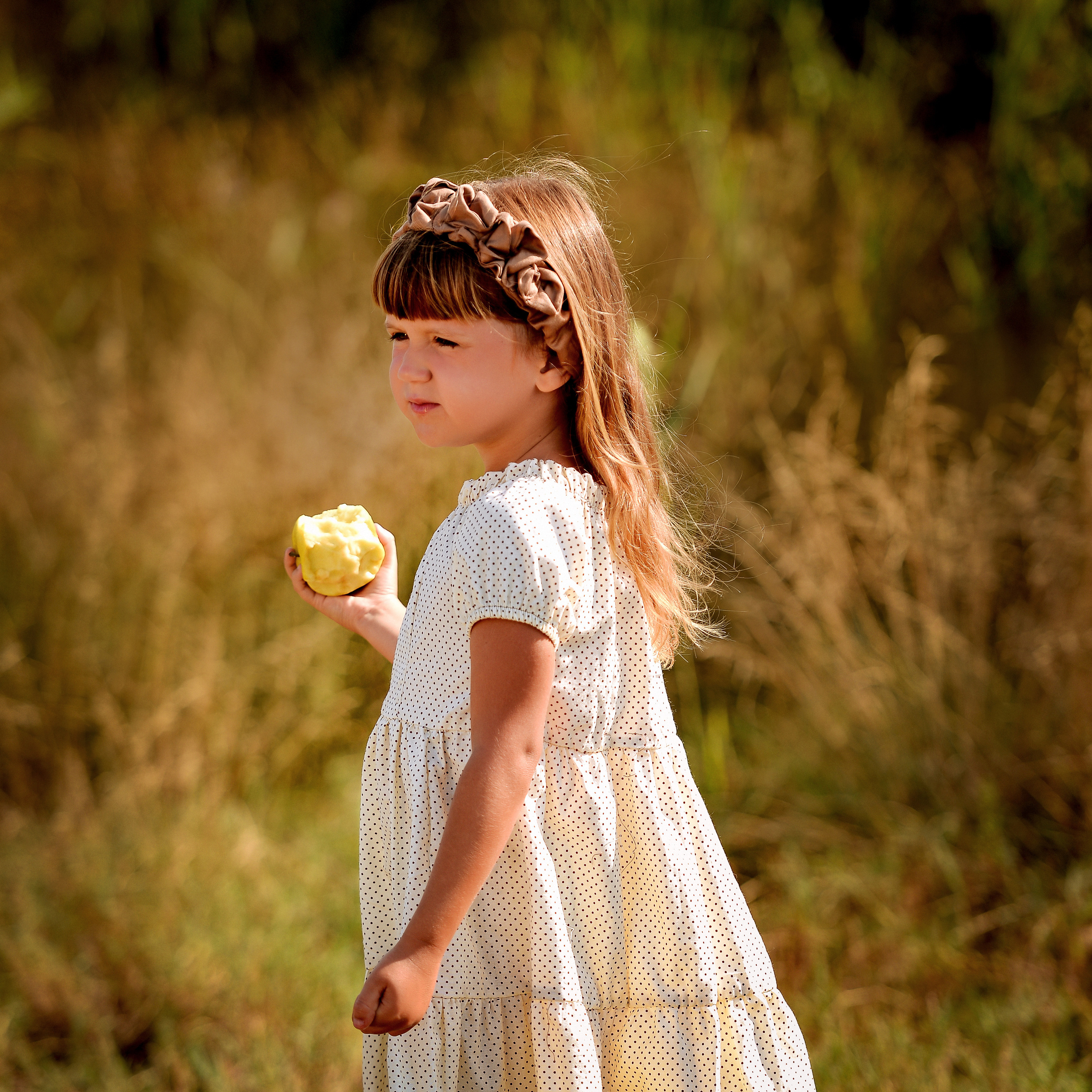 Девочка и яблочко. Фотограф Натали Кошевая _ Днепр, Подгородное