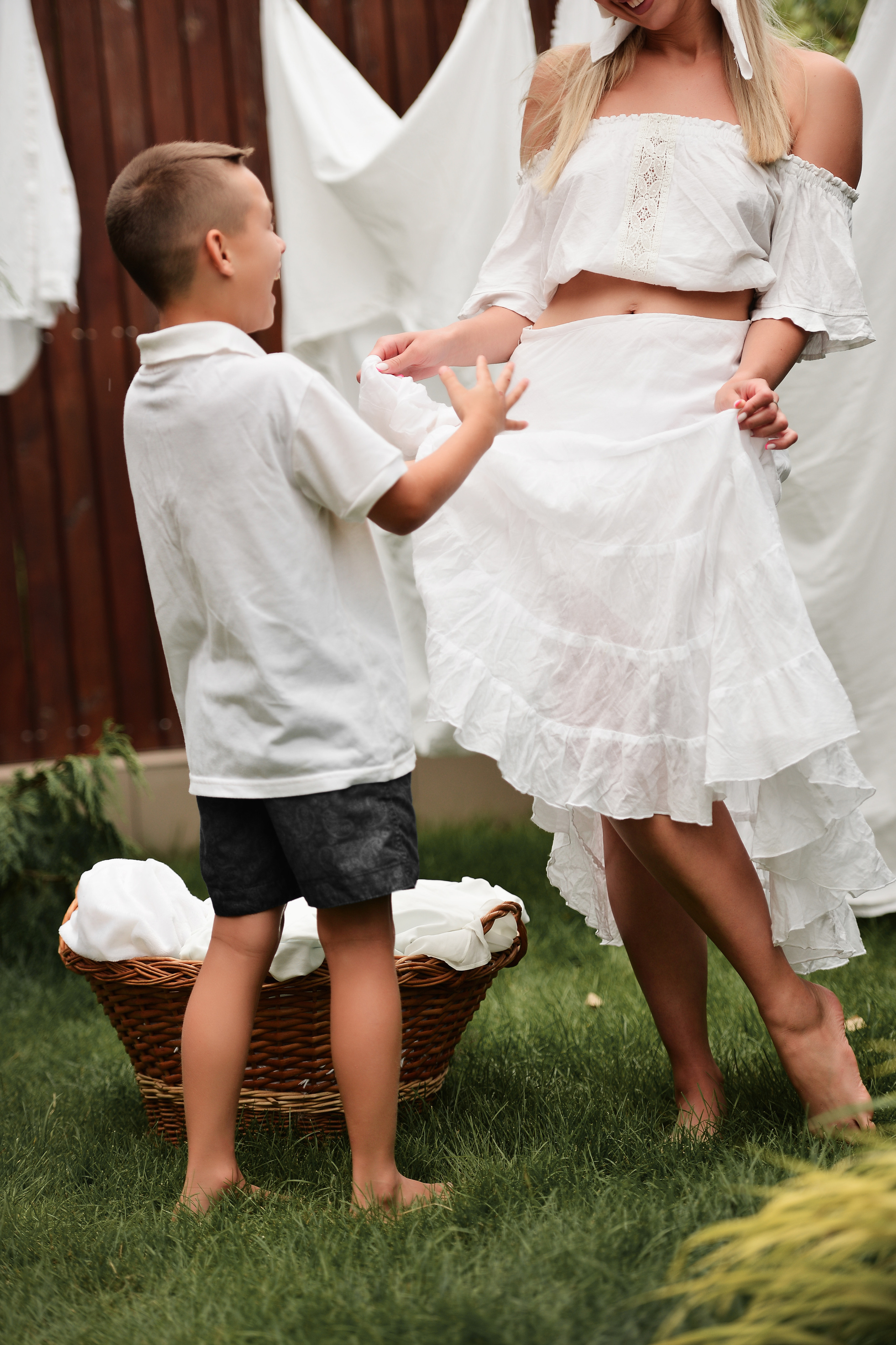 Мама и сын_стирка в саду. Фотограф Натали Кошевая _ Днепр, Подгородное